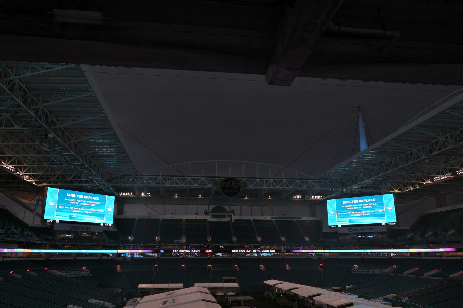 GP MIAMI, Paddock Atmosfera - Lightning storm shelter protocols displayed on a giant screen in the stadium.
03.05.2026. Formula 1 World Championship, Rd 4, Miami Grand Prix, Miami, Florida, USA, Gara Day.
- www.xpbimages.com, EMail: requests@xpbimages.com © Copyright: Moy / XPB Images