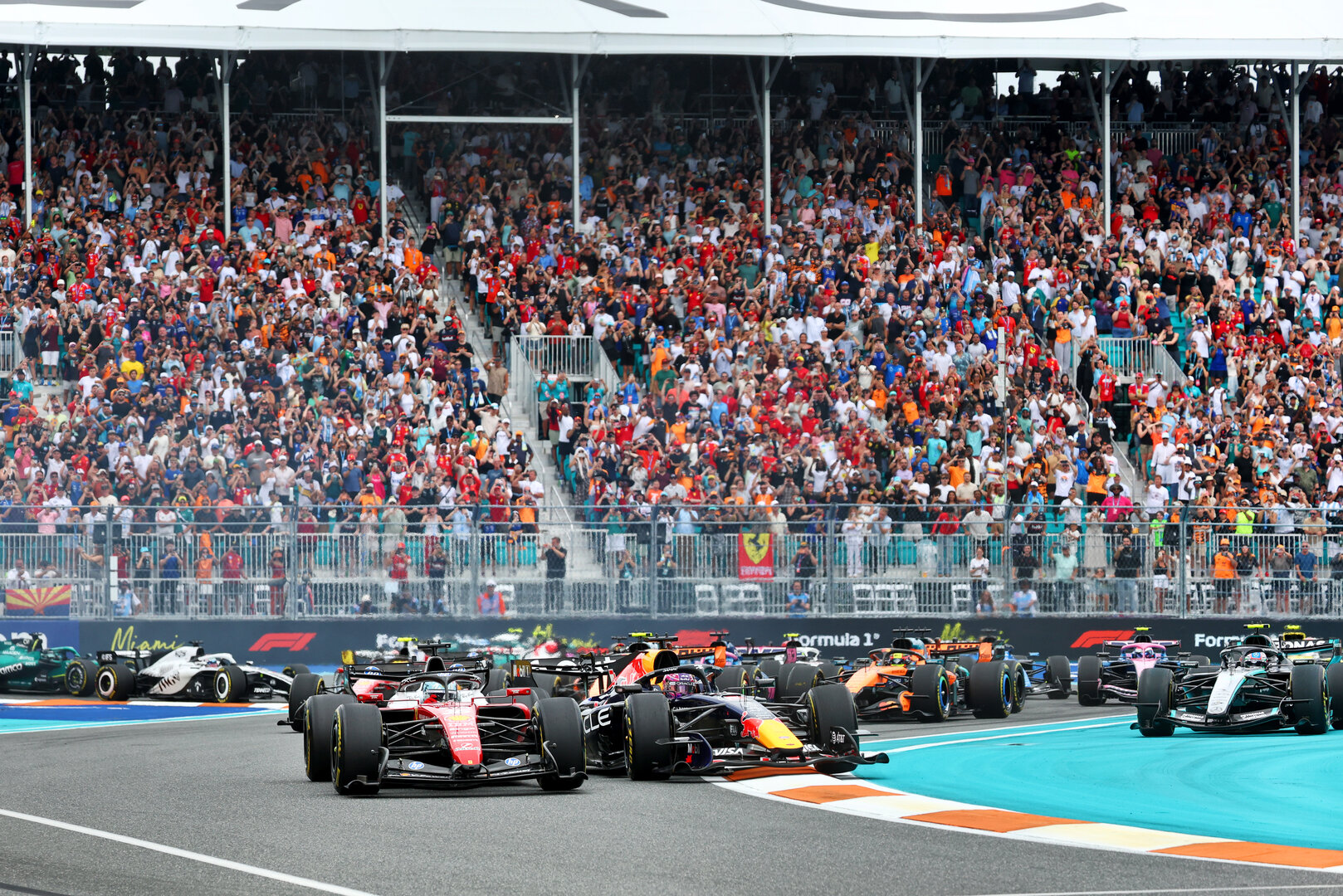 GP MIAMI, Charles Leclerc (MON) Ferrari SF-26 davanti a at the partenza of the race as Max Verstappen (NLD) Red Bull Racing RB22 spins.
03.05.2026. Formula 1 World Championship, Rd 4, Miami Grand Prix, Miami, Florida, USA, Gara Day.
- www.xpbimages.com, EMail: requests@xpbimages.com © Copyright: Bearne / XPB Images