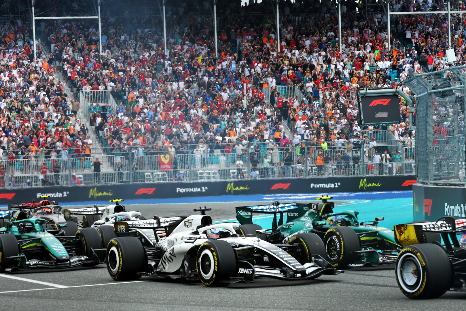 GP MIAMI, Sergio Perez (MEX) Cadillac Formula 1 Team MAC-26 e Fernando Alonso (ESP) Aston Martin F1 Team AMR26 at the partenza of the race.
03.05.2026. Formula 1 World Championship, Rd 4, Miami Grand Prix, Miami, Florida, USA, Gara Day.
- www.xpbimages.com, EMail: requests@xpbimages.com © Copyright: Bearne / XPB Images