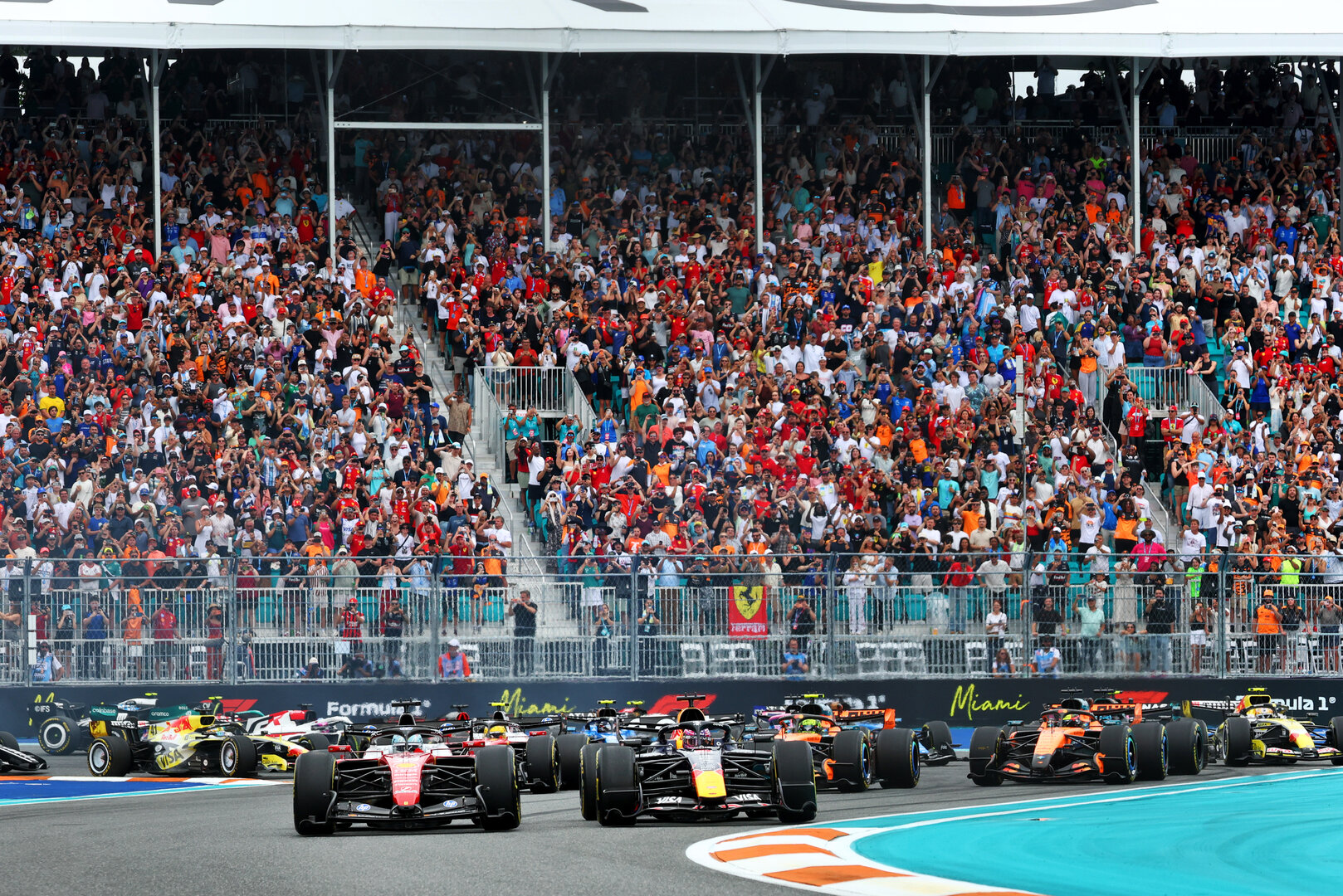 GP MIAMI, Charles Leclerc (MON) Ferrari SF-26 davanti a at the partenza of the race as Max Verstappen (NLD) Red Bull Racing RB22 spins.
03.05.2026. Formula 1 World Championship, Rd 4, Miami Grand Prix, Miami, Florida, USA, Gara Day.
- www.xpbimages.com, EMail: requests@xpbimages.com © Copyright: Bearne / XPB Images