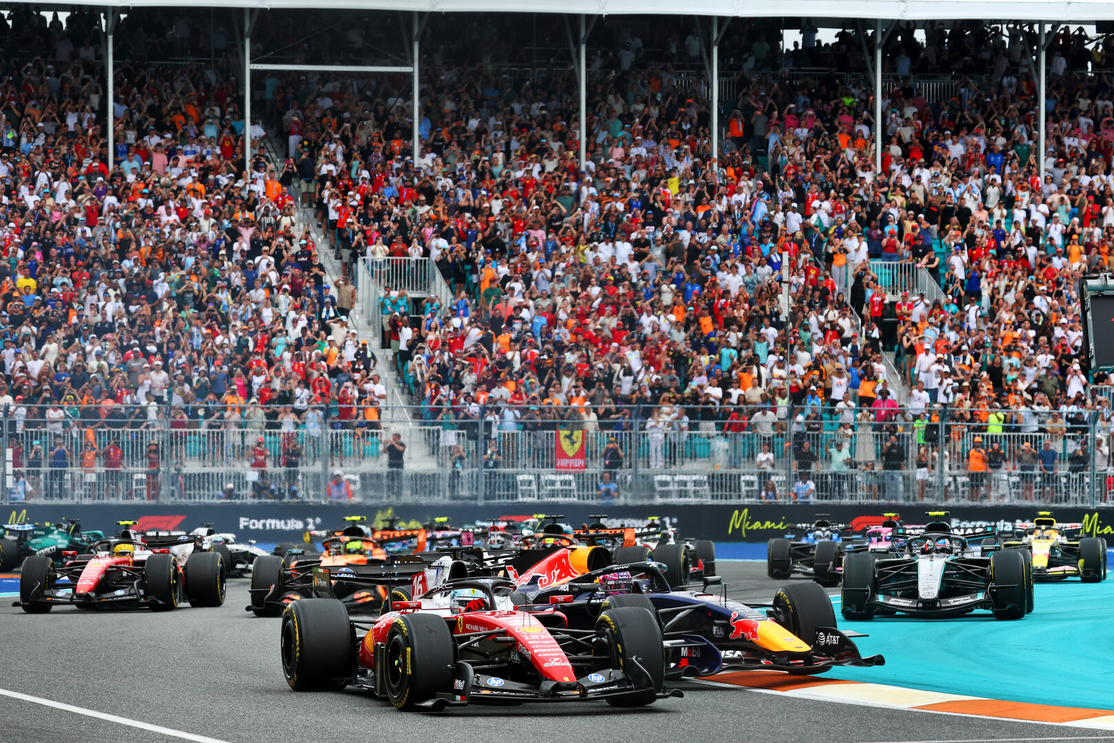 GP MIAMI, Charles Leclerc (MON) Ferrari SF-26 davanti a at the partenza of the race as Max Verstappen (NLD) Red Bull Racing RB22 spins.
03.05.2026. Formula 1 World Championship, Rd 4, Miami Grand Prix, Miami, Florida, USA, Gara Day.
- www.xpbimages.com, EMail: requests@xpbimages.com © Copyright: Bearne / XPB Images