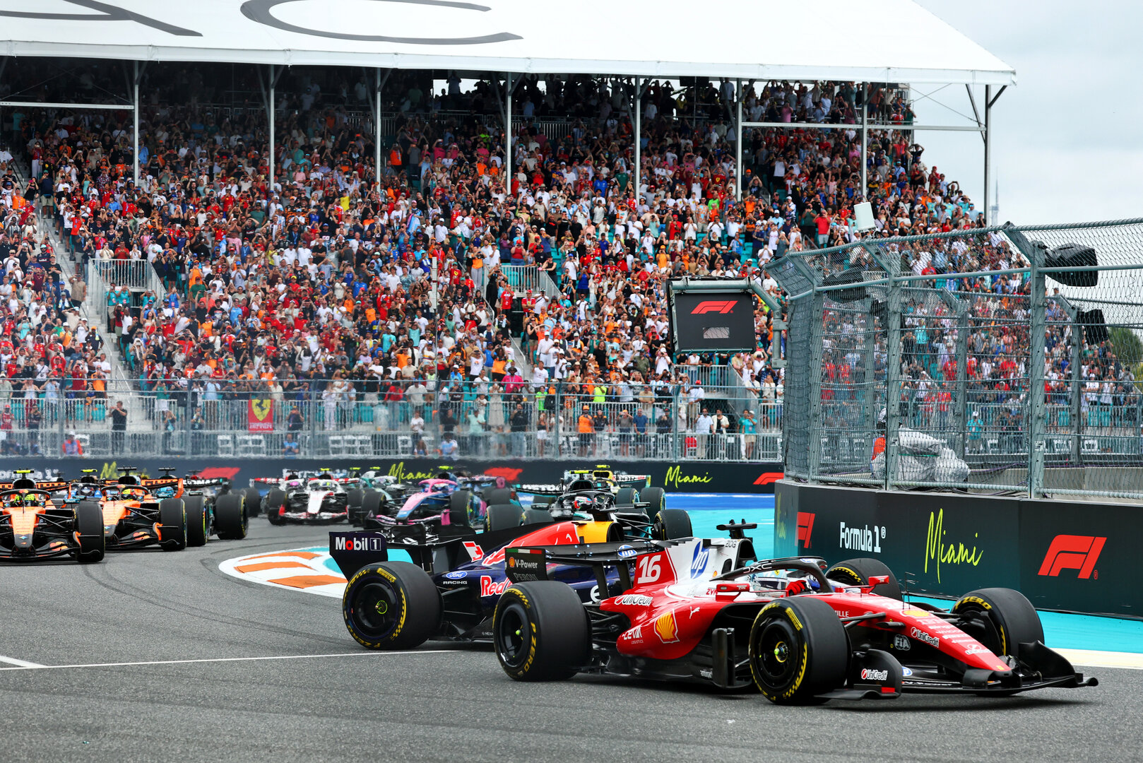 GP MIAMI, Charles Leclerc (MON) Ferrari SF-26 davanti a at the partenza of the race as Max Verstappen (NLD) Red Bull Racing RB22 spins.
03.05.2026. Formula 1 World Championship, Rd 4, Miami Grand Prix, Miami, Florida, USA, Gara Day.
- www.xpbimages.com, EMail: requests@xpbimages.com © Copyright: Bearne / XPB Images