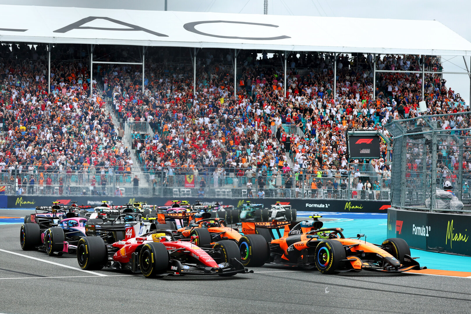 GP MIAMI, Lewis Hamilton (GBR) Ferrari SF-26 e Fernando Alonso (ESP) Aston Martin F1 Team AMR26 at the partenza of the race.
03.05.2026. Formula 1 World Championship, Rd 4, Miami Grand Prix, Miami, Florida, USA, Gara Day.
- www.xpbimages.com, EMail: requests@xpbimages.com © Copyright: Bearne / XPB Images
