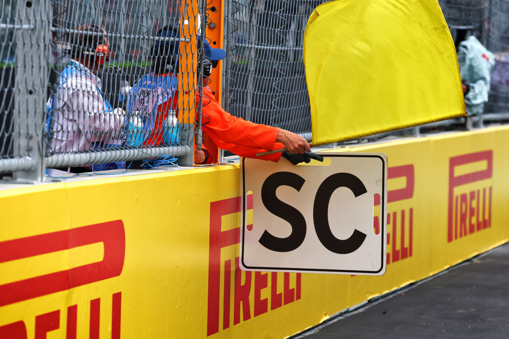 GP MIAMI, A marshal waves a yellow flag as the Safety Car board is held out.
03.05.2026. Formula 1 World Championship, Rd 4, Miami Grand Prix, Miami, Florida, USA, Gara Day.
- www.xpbimages.com, EMail: requests@xpbimages.com © Copyright: Bearne / XPB Images