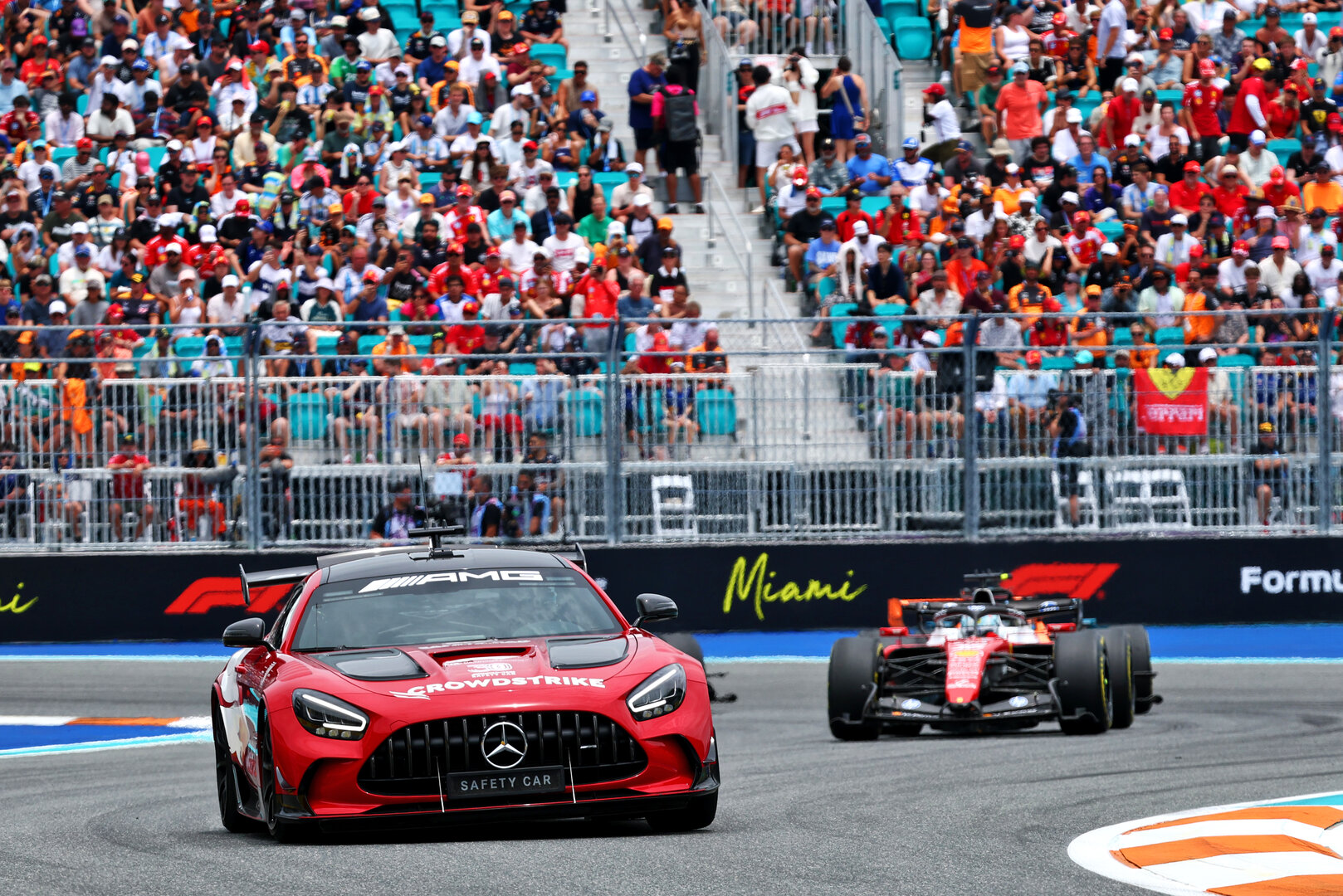 GP MIAMI, Charles Leclerc (MON) Ferrari SF-26 davanti a behind the Mercedes FIA Safety Car.
03.05.2026. Formula 1 World Championship, Rd 4, Miami Grand Prix, Miami, Florida, USA, Gara Day.
- www.xpbimages.com, EMail: requests@xpbimages.com © Copyright: Bearne / XPB Images