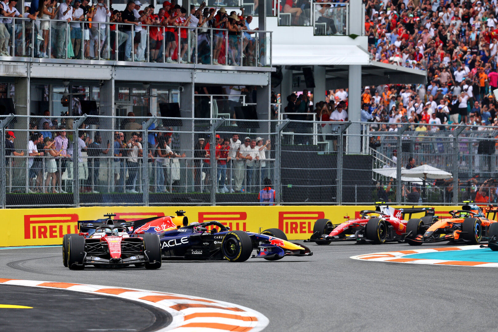 GP MIAMI, Charles Leclerc (MON) Ferrari SF-26 davanti a at the partenza of the race as Max Verstappen (NLD) Red Bull Racing RB22 spins.
03.05.2026. Formula 1 World Championship, Rd 4, Miami Grand Prix, Miami, Florida, USA, Gara Day.
- www.xpbimages.com, EMail: requests@xpbimages.com © Copyright: Patching / XPB Images