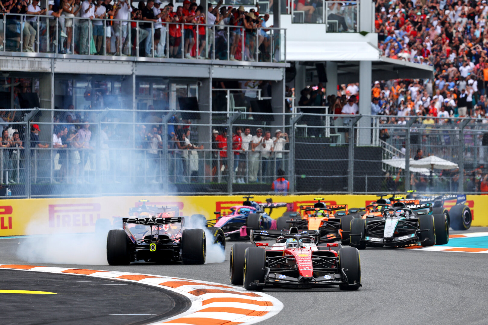 GP MIAMI, Charles Leclerc (MON) Ferrari SF-26 davanti a at the partenza of the race as Max Verstappen (NLD) Red Bull Racing RB22 spins.
03.05.2026. Formula 1 World Championship, Rd 4, Miami Grand Prix, Miami, Florida, USA, Gara Day.
- www.xpbimages.com, EMail: requests@xpbimages.com © Copyright: Patching / XPB Images