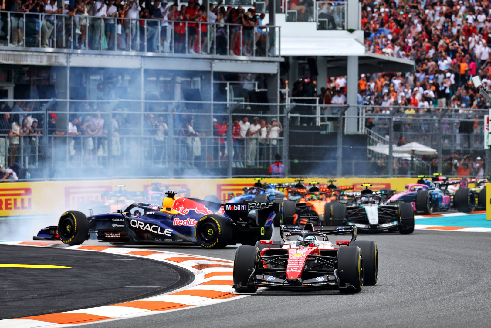 GP MIAMI, Charles Leclerc (MON) Ferrari SF-26 davanti a at the partenza of the race as Max Verstappen (NLD) Red Bull Racing RB22 spins.
03.05.2026. Formula 1 World Championship, Rd 4, Miami Grand Prix, Miami, Florida, USA, Gara Day.
- www.xpbimages.com, EMail: requests@xpbimages.com © Copyright: Patching / XPB Images