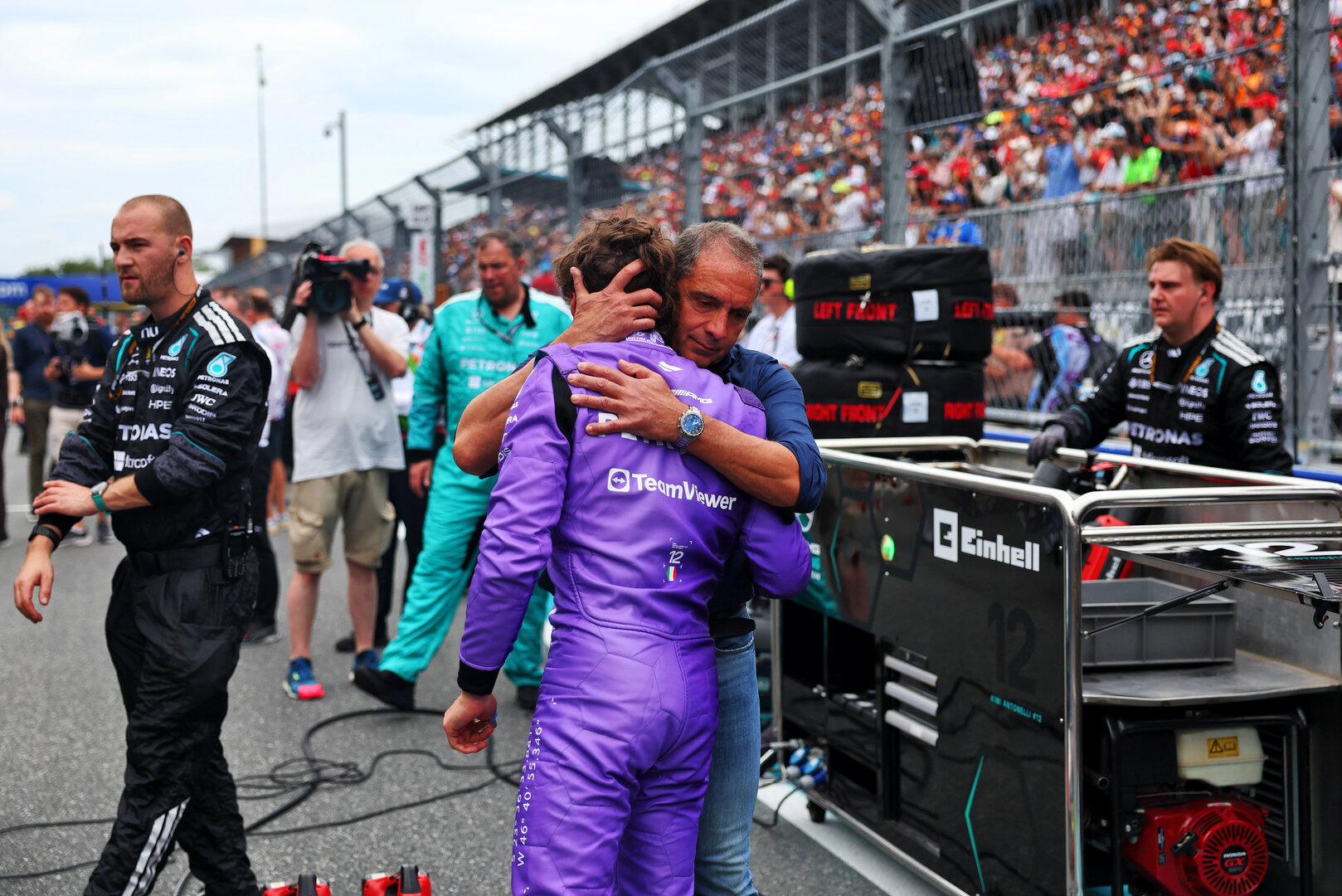 GP MIAMI, Andrea Kimi Antonelli (ITA) Mercedes AMG Formula One Team on the grid with his father Marco Antonelli (ITA).
03.05.2026. Formula 1 World Championship, Rd 4, Miami Grand Prix, Miami, Florida, USA, Gara Day.
- www.xpbimages.com, EMail: requests@xpbimages.com © Copyright: Patching / XPB Images