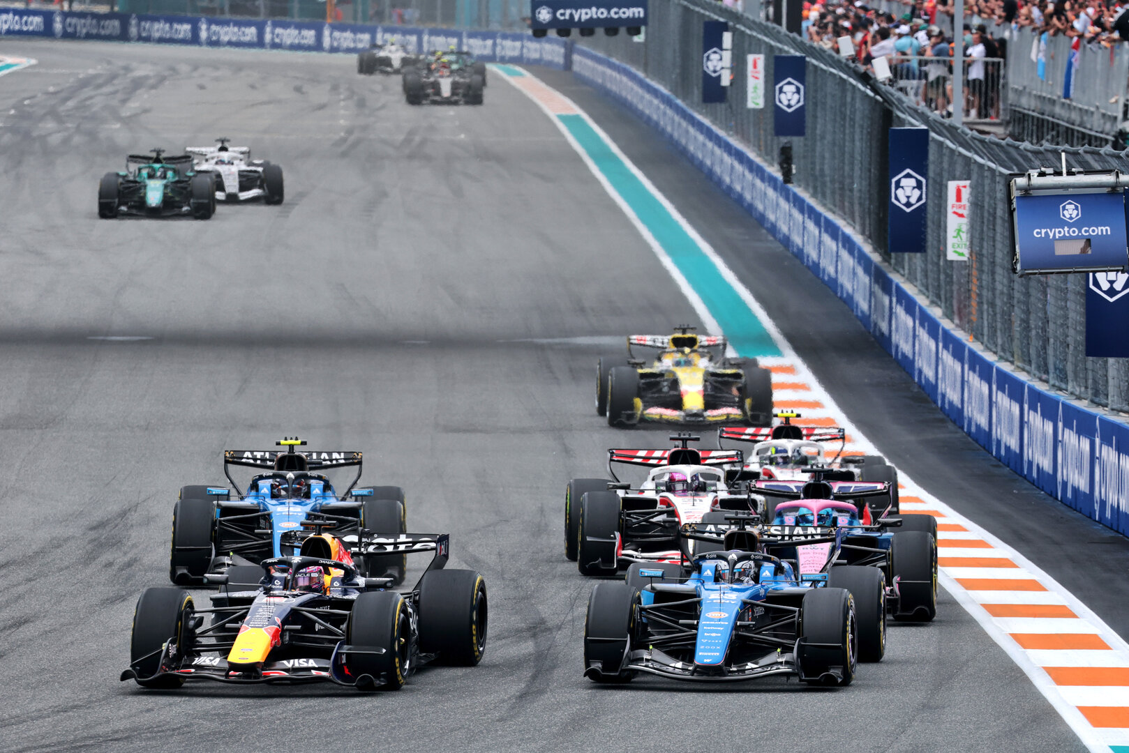 GP MIAMI, Max Verstappen (NLD) Red Bull Racing RB22 e Alexander Albon (THA) Williams F1 Team FW48 battle for position.
03.05.2026. Formula 1 World Championship, Rd 4, Miami Grand Prix, Miami, Florida, USA, Gara Day.
- www.xpbimages.com, EMail: requests@xpbimages.com © Copyright: Moy / XPB Images