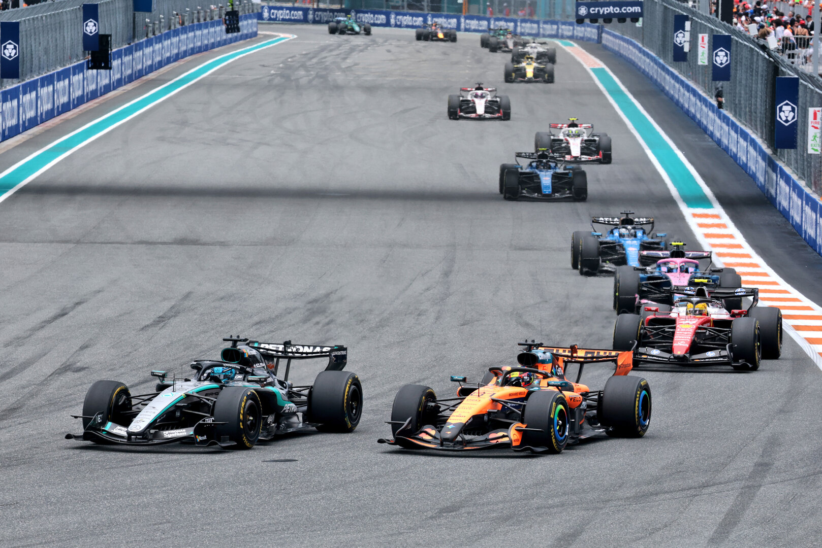 GP MIAMI, George Russell (GBR) Mercedes AMG Formula One Team W17 e Oscar Piastri (AUS) McLaren F1 Team MCL40 battle for position.
03.05.2026. Formula 1 World Championship, Rd 4, Miami Grand Prix, Miami, Florida, USA, Gara Day.
- www.xpbimages.com, EMail: requests@xpbimages.com © Copyright: Moy / XPB Images