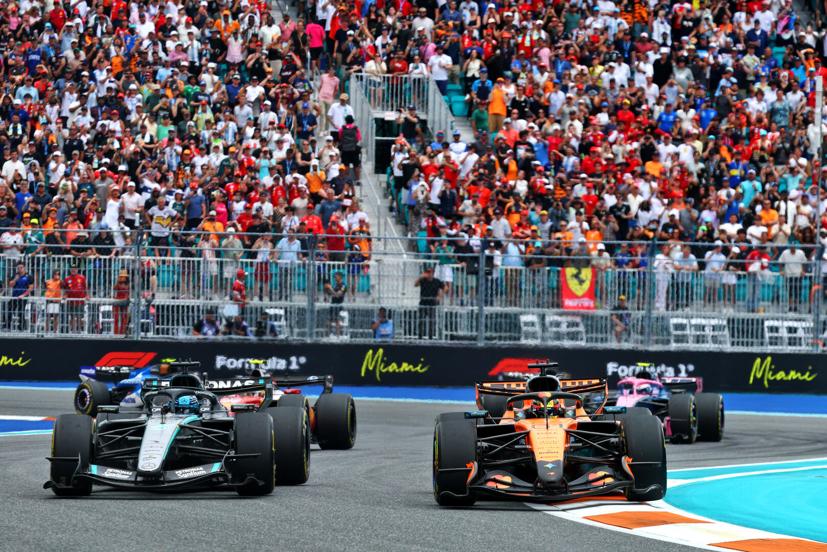 GP MIAMI, George Russell (GBR) Mercedes AMG Formula One Team W17 e Oscar Piastri (AUS) McLaren F1 Team MCL40 battle for position.
03.05.2026. Formula 1 World Championship, Rd 4, Miami Grand Prix, Miami, Florida, USA, Gara Day.
- www.xpbimages.com, EMail: requests@xpbimages.com © Copyright: Bearne / XPB Images