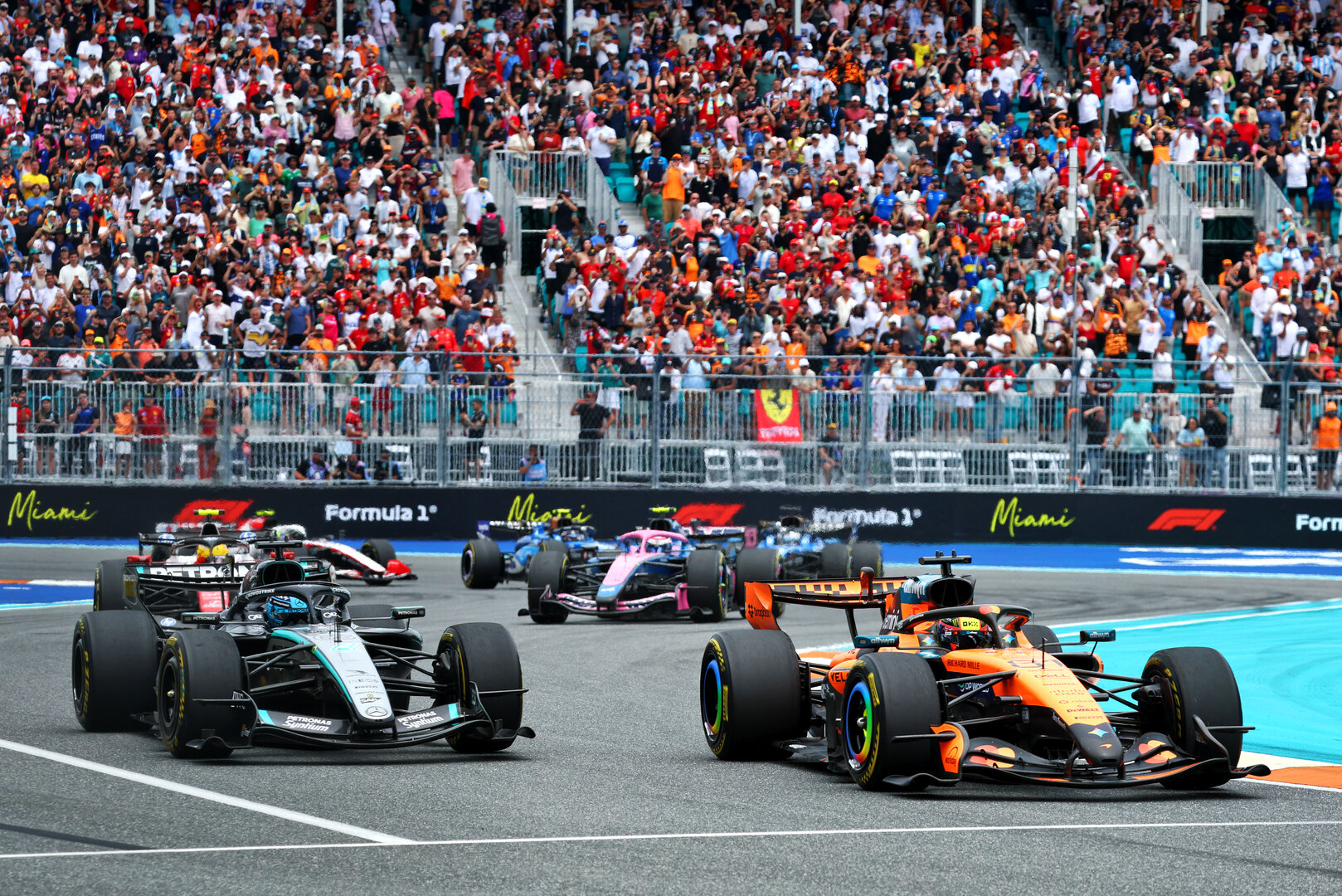 GP MIAMI, George Russell (GBR) Mercedes AMG Formula One Team W17 e Oscar Piastri (AUS) McLaren F1 Team MCL40 battle for position.
03.05.2026. Formula 1 World Championship, Rd 4, Miami Grand Prix, Miami, Florida, USA, Gara Day.
- www.xpbimages.com, EMail: requests@xpbimages.com © Copyright: Bearne / XPB Images