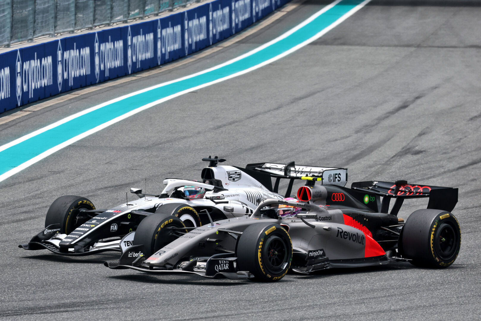 GP MIAMI, Sergio Perez (MEX) Cadillac Formula 1 Team MAC-26 e Gabriel Bortoleto (BRA) Audi F1 Team R26 battle for position.
03.05.2026. Formula 1 World Championship, Rd 4, Miami Grand Prix, Miami, Florida, USA, Gara Day.
- www.xpbimages.com, EMail: requests@xpbimages.com © Copyright: Moy / XPB Images