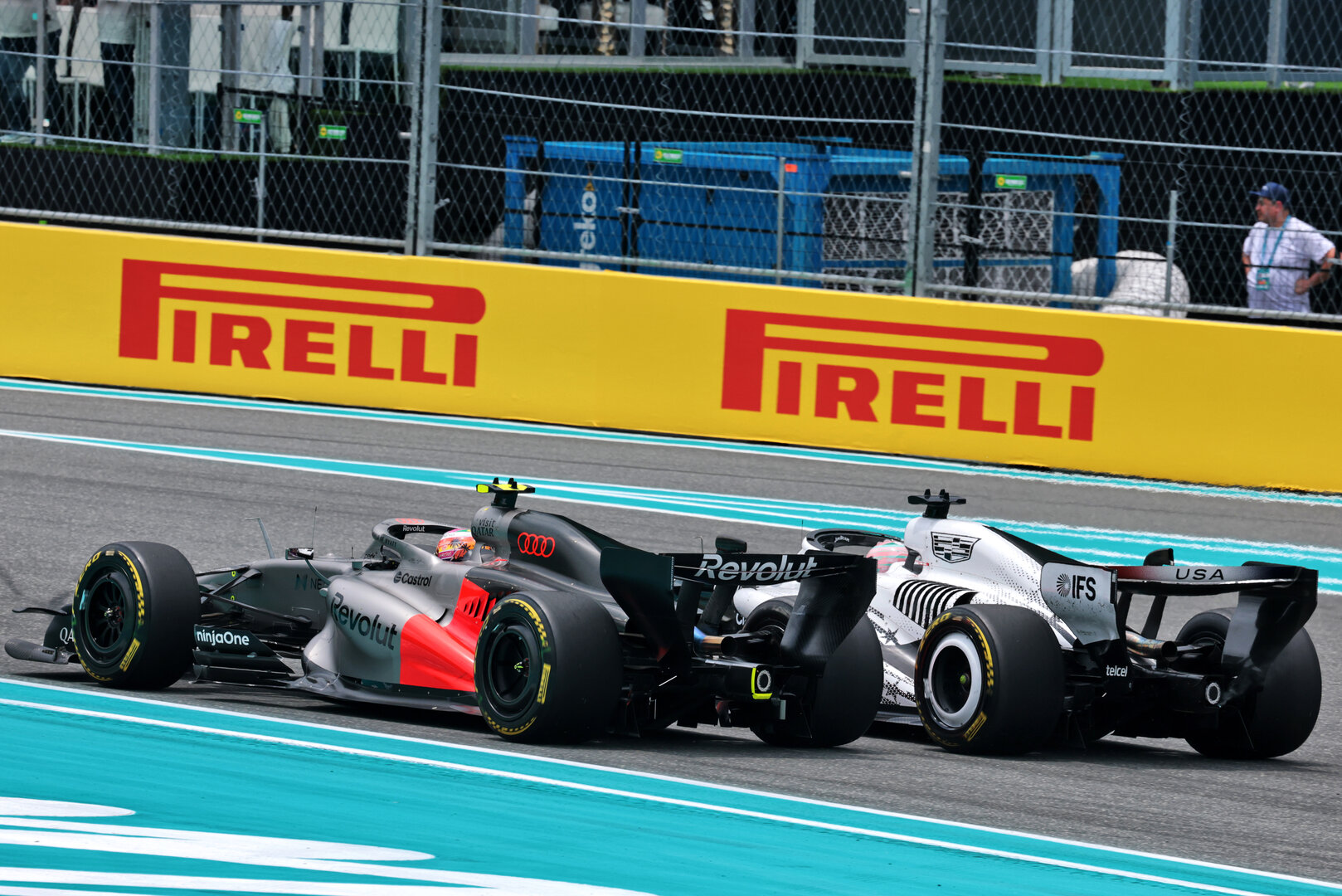 GP MIAMI, Sergio Perez (MEX) Cadillac Formula 1 Team MAC-26 e Gabriel Bortoleto (BRA) Audi F1 Team R26 battle for position.
03.05.2026. Formula 1 World Championship, Rd 4, Miami Grand Prix, Miami, Florida, USA, Gara Day.
- www.xpbimages.com, EMail: requests@xpbimages.com © Copyright: Moy / XPB Images
