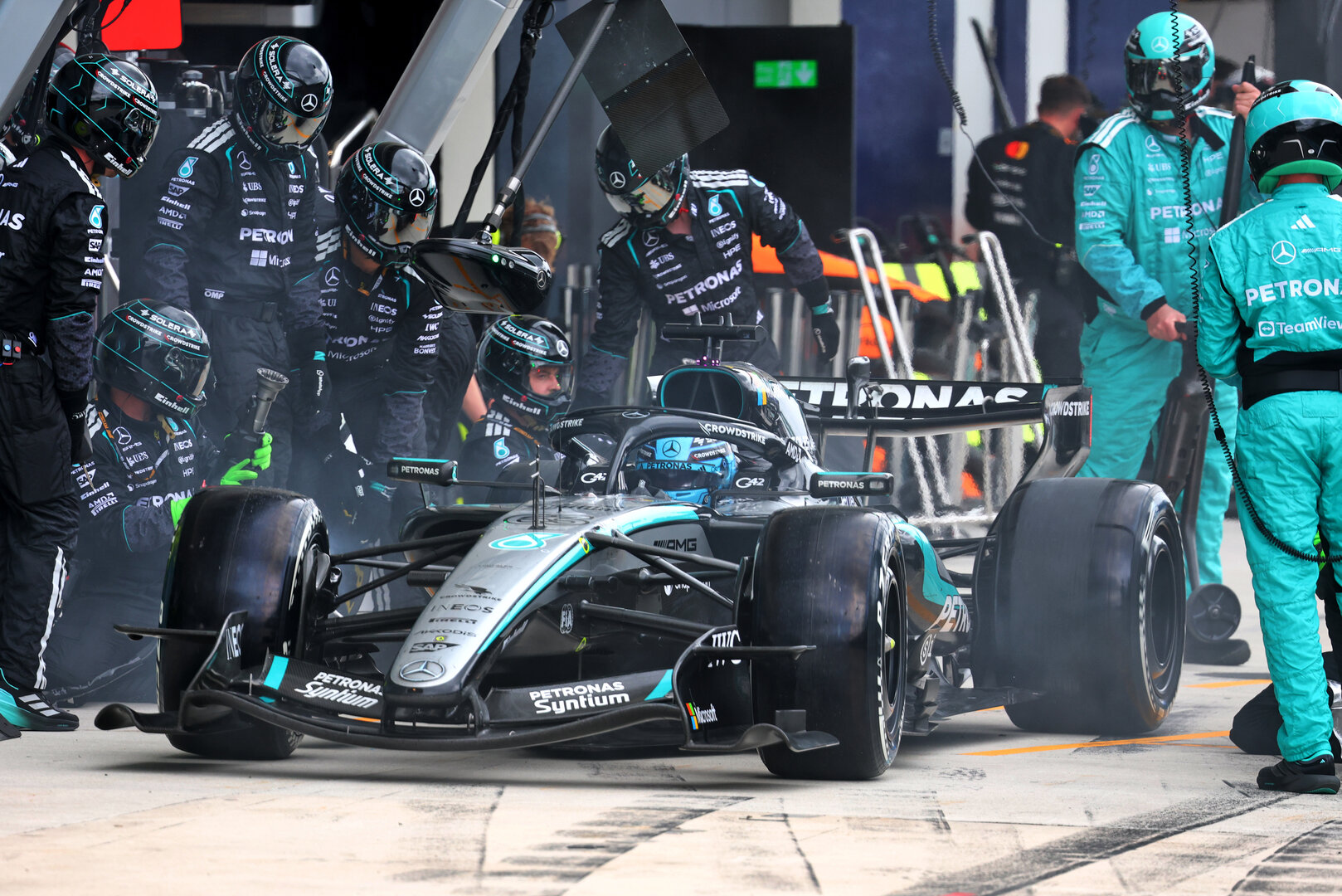 GP MIAMI, George Russell (GBR) Mercedes AMG Formula One Team W17 makes a pit stop.
03.05.2026. Formula 1 World Championship, Rd 4, Miami Grand Prix, Miami, Florida, USA, Gara Day.
- www.xpbimages.com, EMail: requests@xpbimages.com © Copyright: Bearne / XPB Images