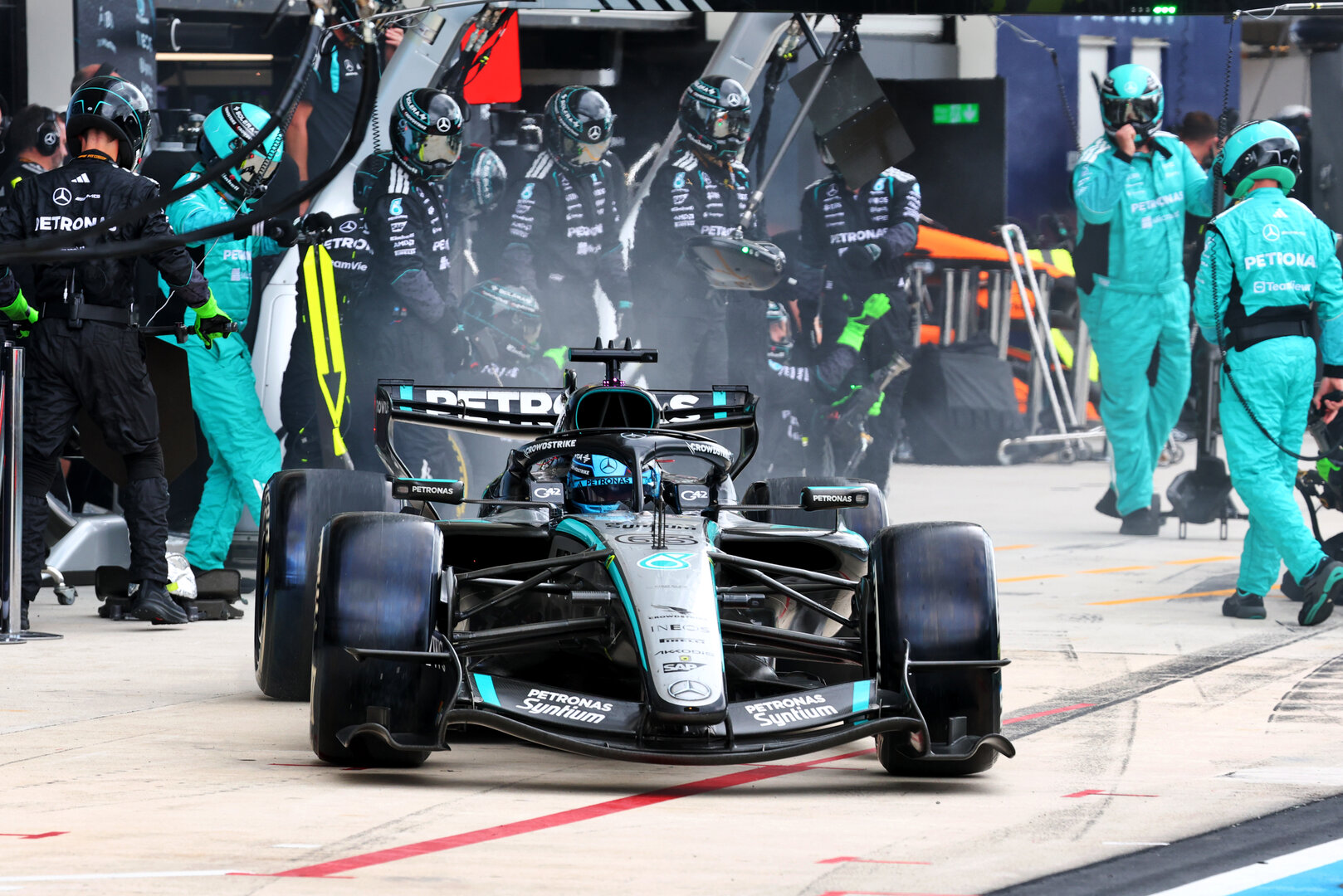 GP MIAMI, George Russell (GBR) Mercedes AMG Formula One Team W17 makes a pit stop.
03.05.2026. Formula 1 World Championship, Rd 4, Miami Grand Prix, Miami, Florida, USA, Gara Day.
- www.xpbimages.com, EMail: requests@xpbimages.com © Copyright: Bearne / XPB Images