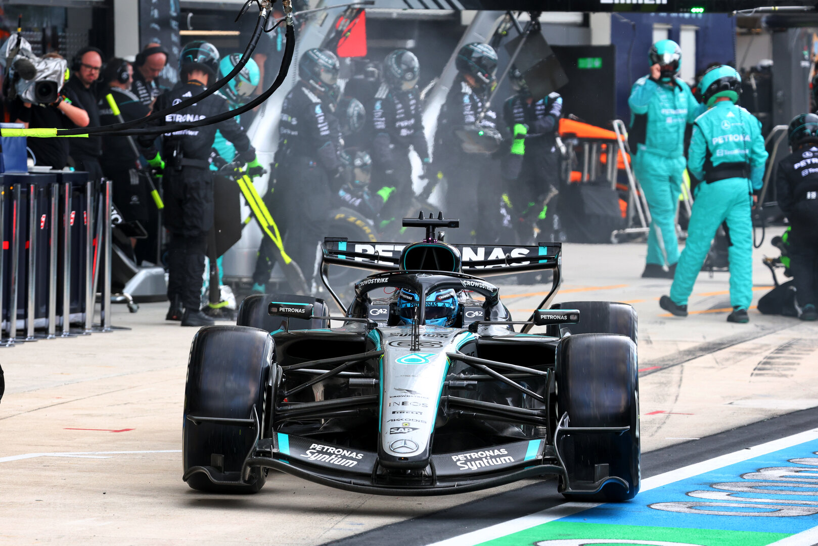GP MIAMI, George Russell (GBR) Mercedes AMG Formula One Team W17 makes a pit stop.
03.05.2026. Formula 1 World Championship, Rd 4, Miami Grand Prix, Miami, Florida, USA, Gara Day.
- www.xpbimages.com, EMail: requests@xpbimages.com © Copyright: Bearne / XPB Images