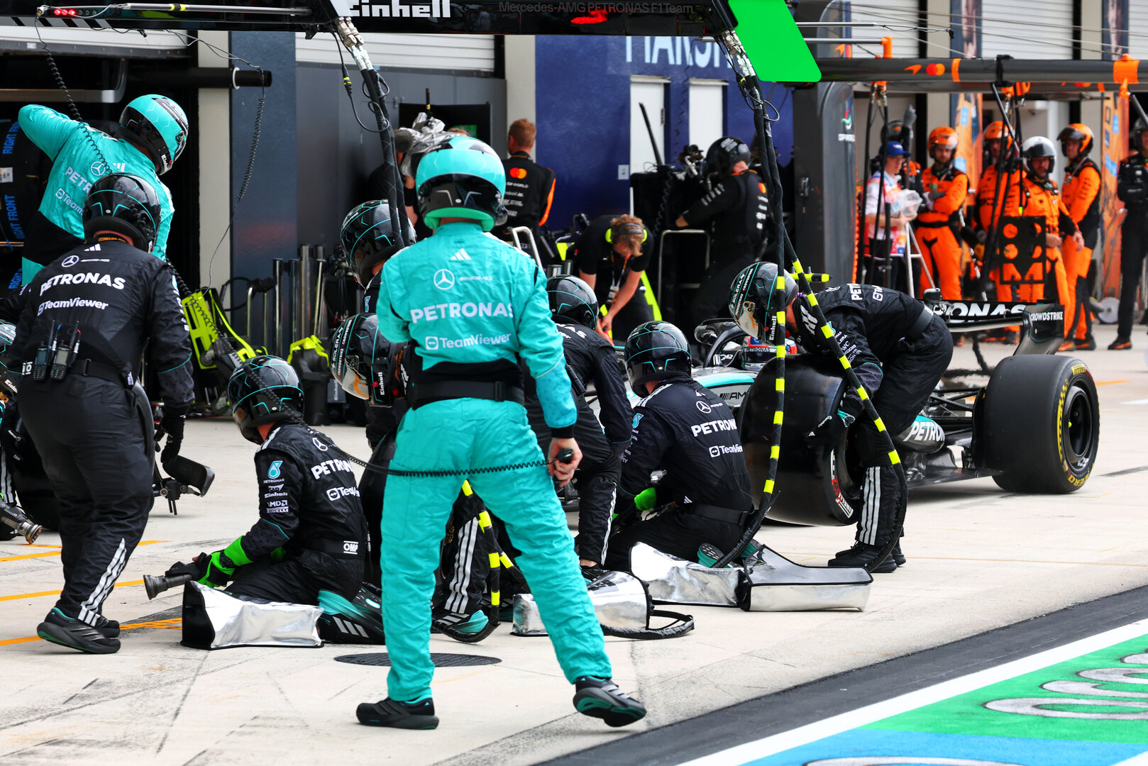 GP MIAMI, Andrea Kimi Antonelli (ITA) Mercedes AMG Formula One Team W17 makes a pit stop.
03.05.2026. Formula 1 World Championship, Rd 4, Miami Grand Prix, Miami, Florida, USA, Gara Day.
- www.xpbimages.com, EMail: requests@xpbimages.com © Copyright: Bearne / XPB Images