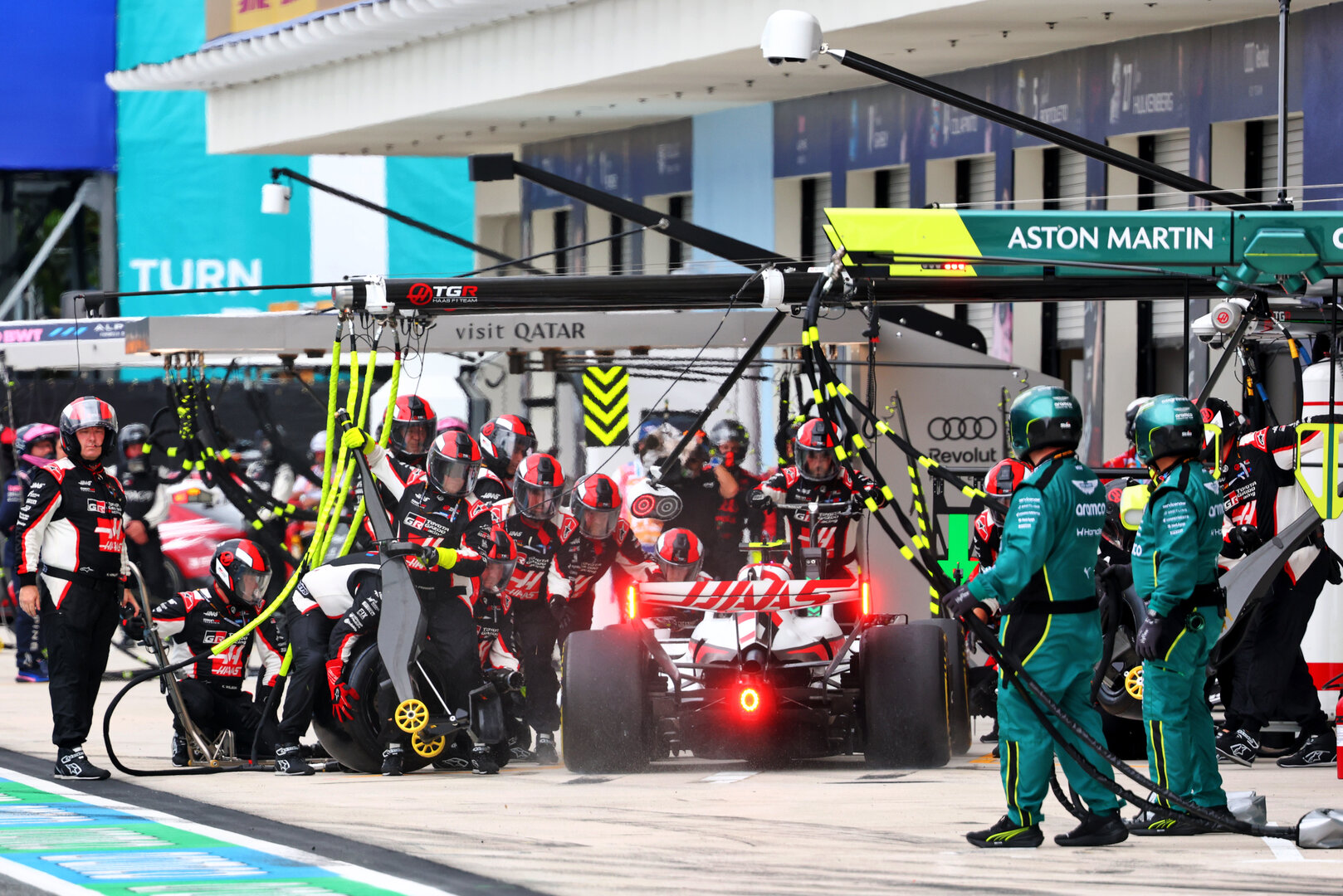 GP MIAMI, Oliver Bearman (GBR) Haas F1 Team VF-26 makes a pit stop.
03.05.2026. Formula 1 World Championship, Rd 4, Miami Grand Prix, Miami, Florida, USA, Gara Day.
- www.xpbimages.com, EMail: requests@xpbimages.com © Copyright: Bearne / XPB Images