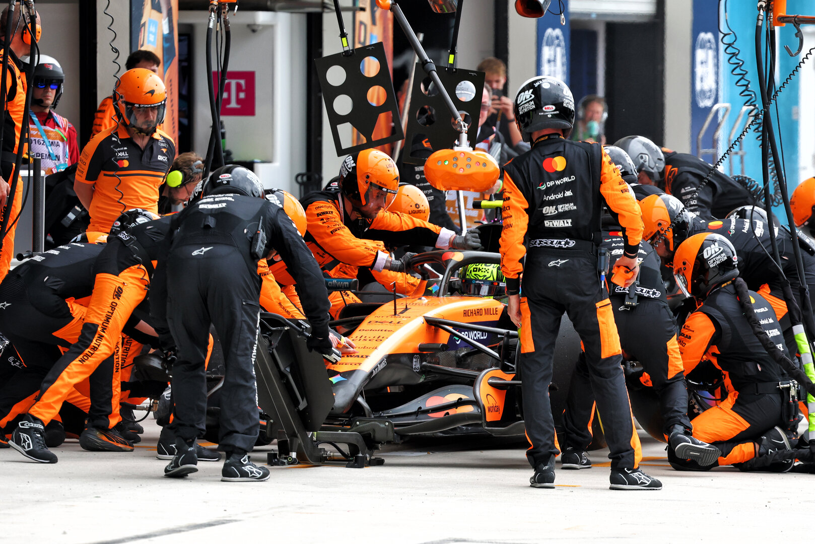 GP MIAMI, Lando Norris (GBR) McLaren F1 Team MCL40 makes a pit stop.
03.05.2026. Formula 1 World Championship, Rd 4, Miami Grand Prix, Miami, Florida, USA, Gara Day.
- www.xpbimages.com, EMail: requests@xpbimages.com © Copyright: Bearne / XPB Images