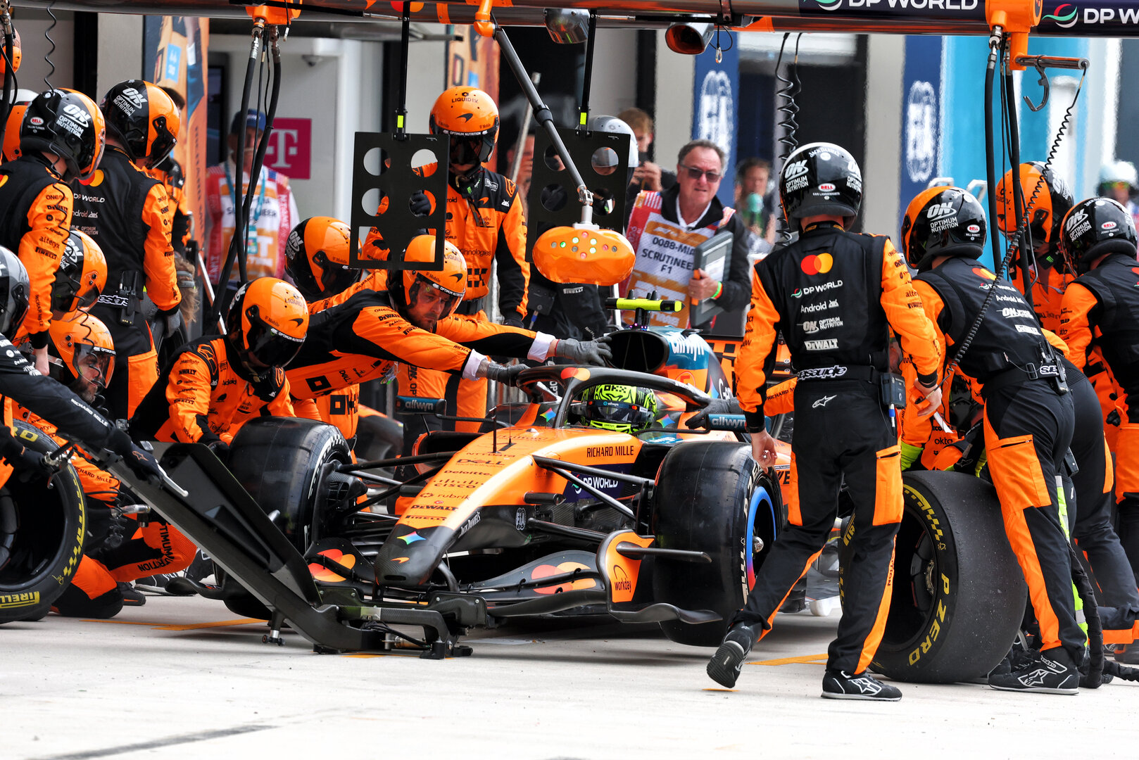 GP MIAMI, Lando Norris (GBR) McLaren F1 Team MCL40 makes a pit stop.
03.05.2026. Formula 1 World Championship, Rd 4, Miami Grand Prix, Miami, Florida, USA, Gara Day.
- www.xpbimages.com, EMail: requests@xpbimages.com © Copyright: Bearne / XPB Images