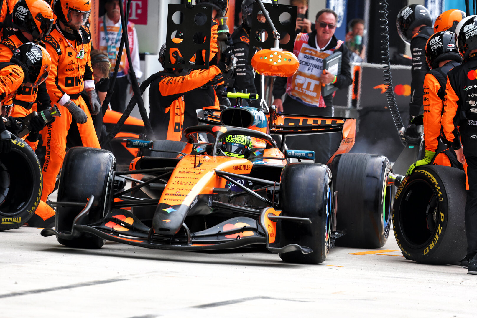 GP MIAMI, Lando Norris (GBR) McLaren F1 Team MCL40 makes a pit stop.
03.05.2026. Formula 1 World Championship, Rd 4, Miami Grand Prix, Miami, Florida, USA, Gara Day.
- www.xpbimages.com, EMail: requests@xpbimages.com © Copyright: Bearne / XPB Images