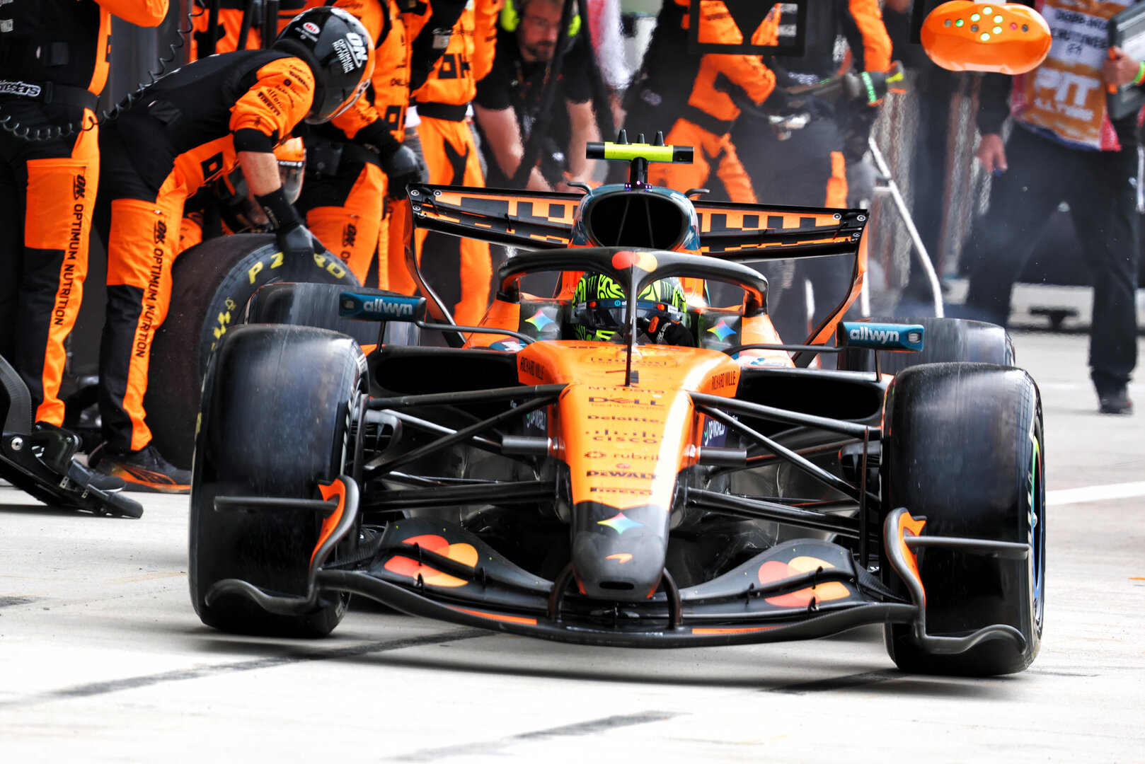 GP MIAMI, Lando Norris (GBR) McLaren F1 Team MCL40 makes a pit stop.
03.05.2026. Formula 1 World Championship, Rd 4, Miami Grand Prix, Miami, Florida, USA, Gara Day.
- www.xpbimages.com, EMail: requests@xpbimages.com © Copyright: Bearne / XPB Images