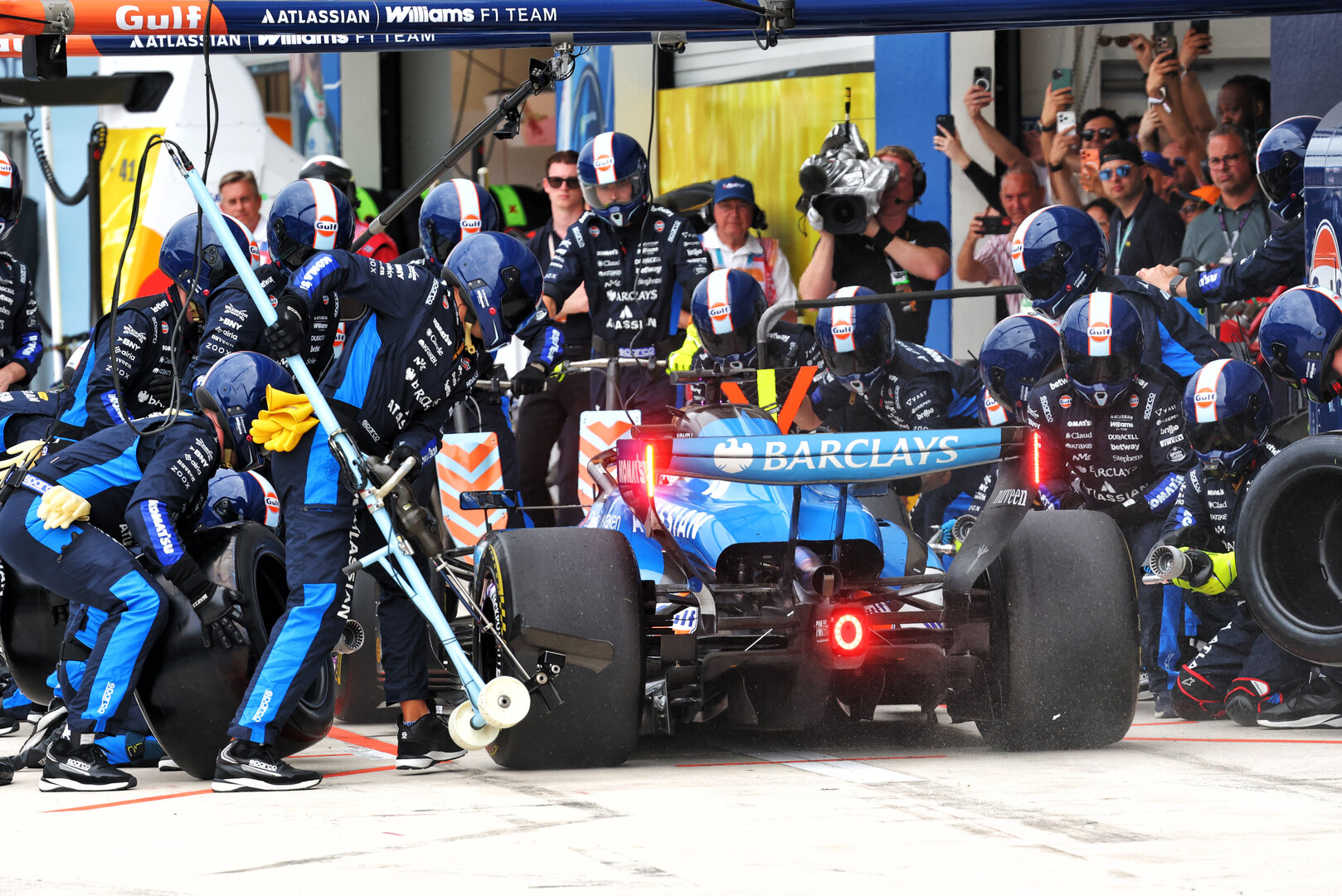 GP MIAMI, Alexander Albon (THA) Williams F1 Team FW48 makes a pit stop.
03.05.2026. Formula 1 World Championship, Rd 4, Miami Grand Prix, Miami, Florida, USA, Gara Day.
- www.xpbimages.com, EMail: requests@xpbimages.com © Copyright: Bearne / XPB Images
