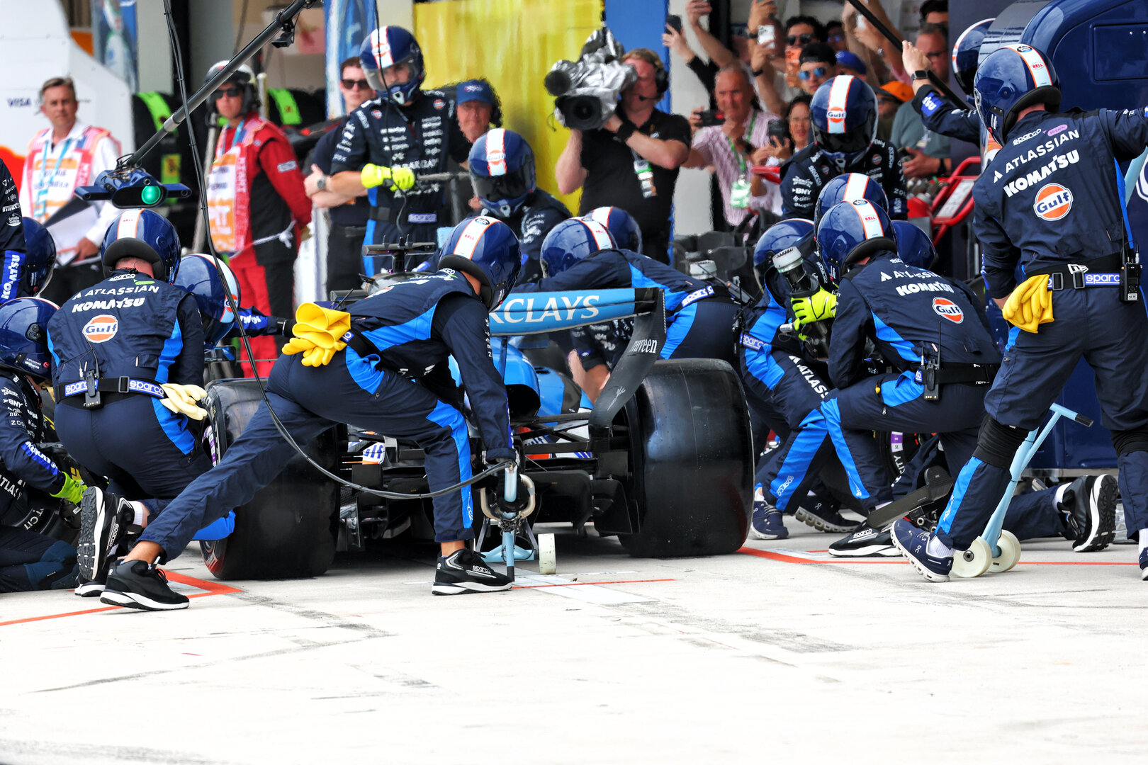 GP MIAMI, Alexander Albon (THA) Williams F1 Team FW48 makes a pit stop.
03.05.2026. Formula 1 World Championship, Rd 4, Miami Grand Prix, Miami, Florida, USA, Gara Day.
- www.xpbimages.com, EMail: requests@xpbimages.com © Copyright: Bearne / XPB Images