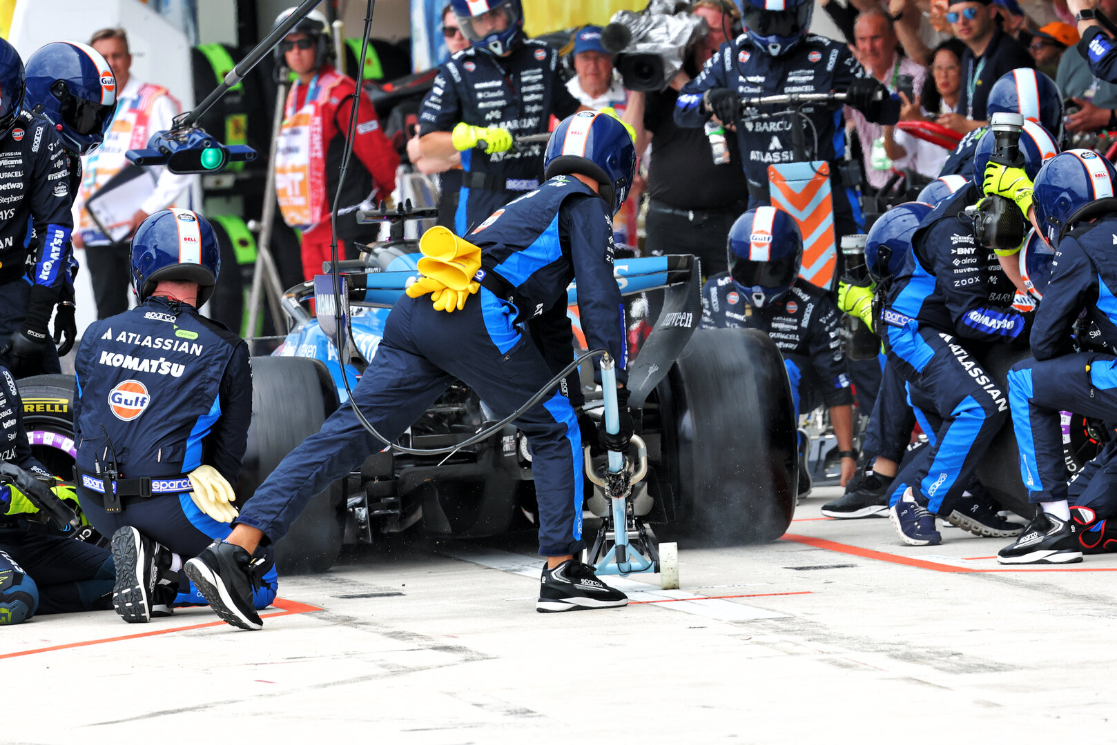 GP MIAMI, Alexander Albon (THA) Williams F1 Team FW48 makes a pit stop.
03.05.2026. Formula 1 World Championship, Rd 4, Miami Grand Prix, Miami, Florida, USA, Gara Day.
- www.xpbimages.com, EMail: requests@xpbimages.com © Copyright: Bearne / XPB Images