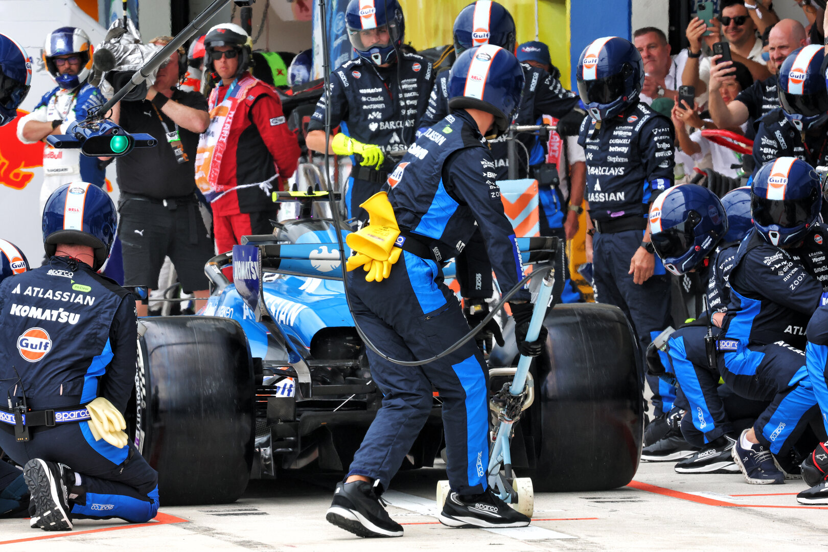GP MIAMI, Carlos Sainz (ESP) Williams F1 Team FW48 makes a pit stop.
03.05.2026. Formula 1 World Championship, Rd 4, Miami Grand Prix, Miami, Florida, USA, Gara Day.
- www.xpbimages.com, EMail: requests@xpbimages.com © Copyright: Bearne / XPB Images