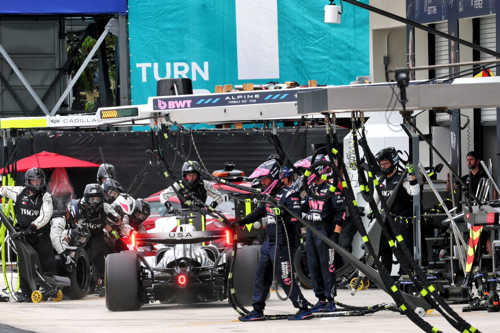 GP MIAMI, Sergio Perez (MEX) Cadillac Formula 1 Team MAC-26 makes a pit stop.
03.05.2026. Formula 1 World Championship, Rd 4, Miami Grand Prix, Miami, Florida, USA, Gara Day.
- www.xpbimages.com, EMail: requests@xpbimages.com © Copyright: Bearne / XPB Images