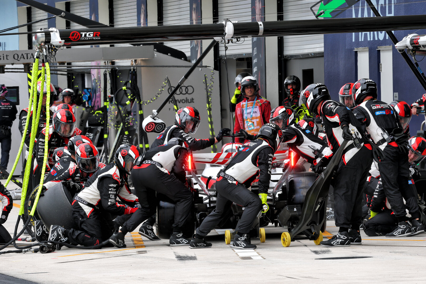 GP MIAMI, Esteban Ocon (FRA) Haas F1 Team VF-26 makes a pit stop.
03.05.2026. Formula 1 World Championship, Rd 4, Miami Grand Prix, Miami, Florida, USA, Gara Day.
- www.xpbimages.com, EMail: requests@xpbimages.com © Copyright: Bearne / XPB Images