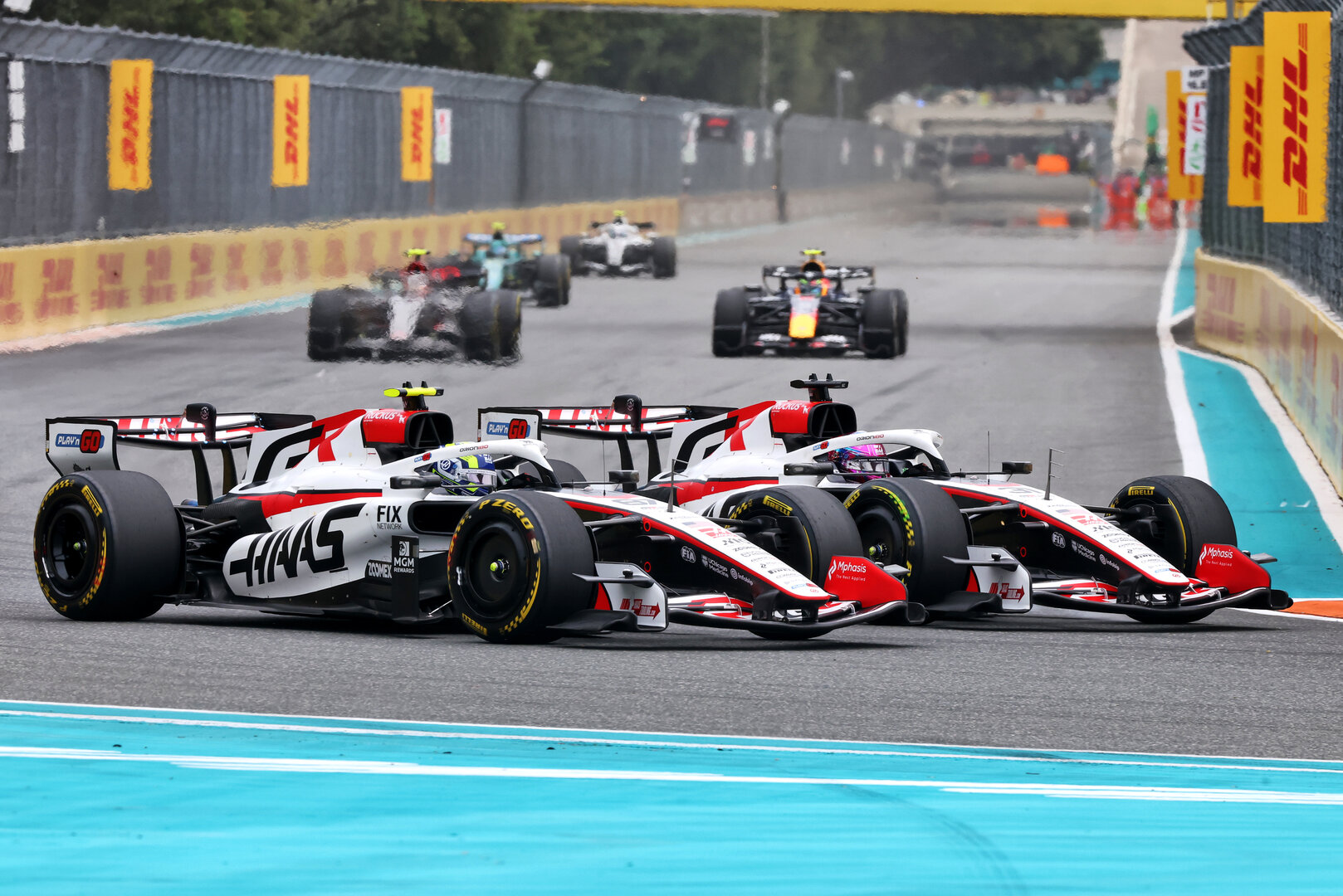 GP MIAMI, Oliver Bearman (GBR) Haas F1 Team VF-26 e Esteban Ocon (FRA) Haas F1 Team VF-26 battle for position.
03.05.2026. Formula 1 World Championship, Rd 4, Miami Grand Prix, Miami, Florida, USA, Gara Day.
- www.xpbimages.com, EMail: requests@xpbimages.com © Copyright: Charniaux / XPB Images