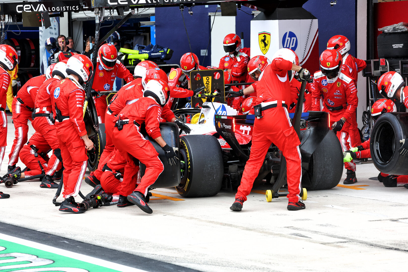 GP MIAMI, Lewis Hamilton (GBR) Ferrari SF-26 makes a pit stop.
03.05.2026. Formula 1 World Championship, Rd 4, Miami Grand Prix, Miami, Florida, USA, Gara Day.
- www.xpbimages.com, EMail: requests@xpbimages.com © Copyright: Bearne / XPB Images