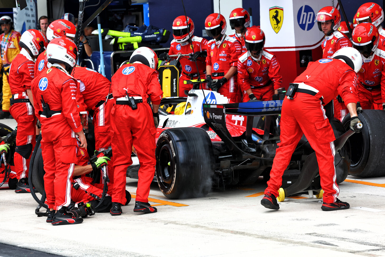 GP MIAMI, Lewis Hamilton (GBR) Ferrari SF-26 makes a pit stop.
03.05.2026. Formula 1 World Championship, Rd 4, Miami Grand Prix, Miami, Florida, USA, Gara Day.
- www.xpbimages.com, EMail: requests@xpbimages.com © Copyright: Bearne / XPB Images
