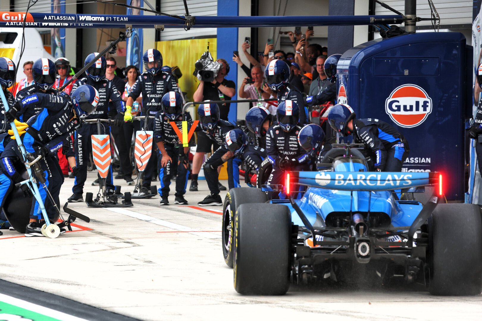 GP MIAMI, Alexander Albon (THA) Williams F1 Team FW48 makes a pit stop.
03.05.2026. Formula 1 World Championship, Rd 4, Miami Grand Prix, Miami, Florida, USA, Gara Day.
- www.xpbimages.com, EMail: requests@xpbimages.com © Copyright: Bearne / XPB Images