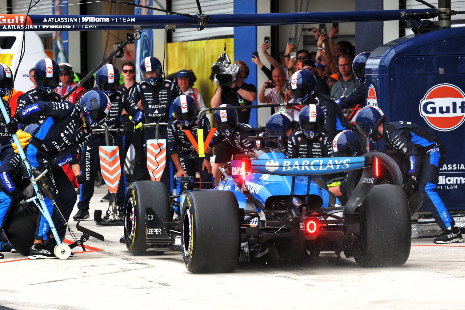 GP MIAMI, Alexander Albon (THA) Williams F1 Team FW48 makes a pit stop.
03.05.2026. Formula 1 World Championship, Rd 4, Miami Grand Prix, Miami, Florida, USA, Gara Day.
- www.xpbimages.com, EMail: requests@xpbimages.com © Copyright: Bearne / XPB Images