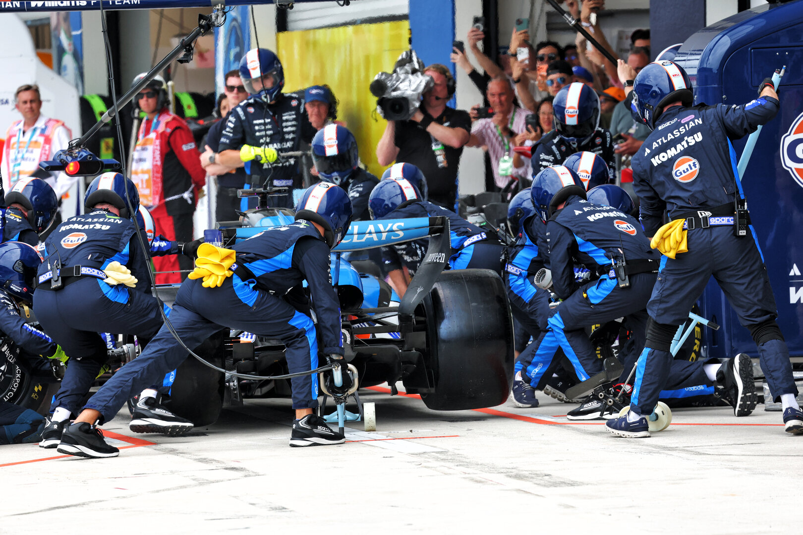 GP MIAMI, Alexander Albon (THA) Williams F1 Team FW48 makes a pit stop.
03.05.2026. Formula 1 World Championship, Rd 4, Miami Grand Prix, Miami, Florida, USA, Gara Day.
- www.xpbimages.com, EMail: requests@xpbimages.com © Copyright: Bearne / XPB Images