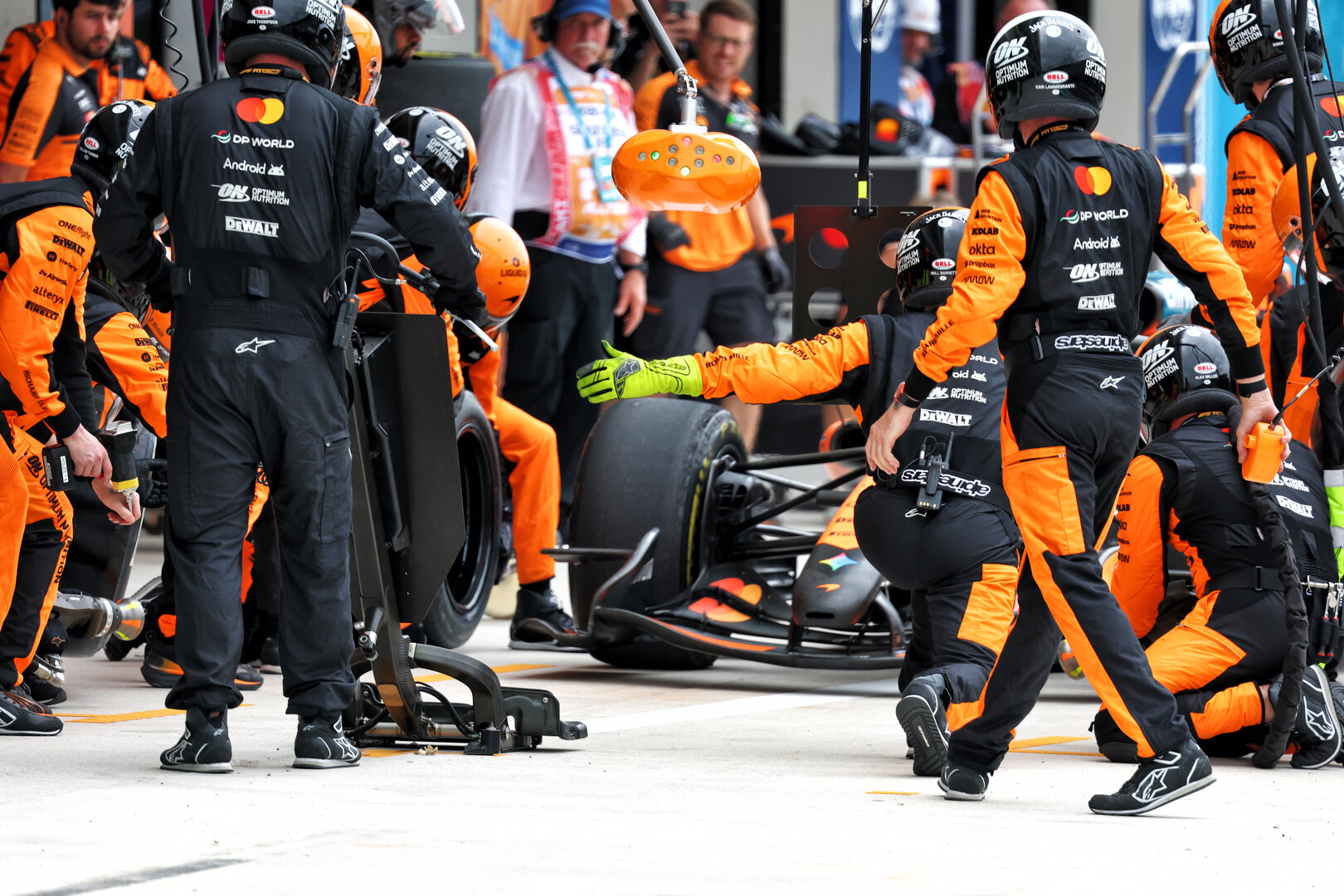 GP MIAMI, Oscar Piastri (AUS) McLaren F1 Team MCL40 makes a pit stop.
03.05.2026. Formula 1 World Championship, Rd 4, Miami Grand Prix, Miami, Florida, USA, Gara Day.
- www.xpbimages.com, EMail: requests@xpbimages.com © Copyright: Bearne / XPB Images