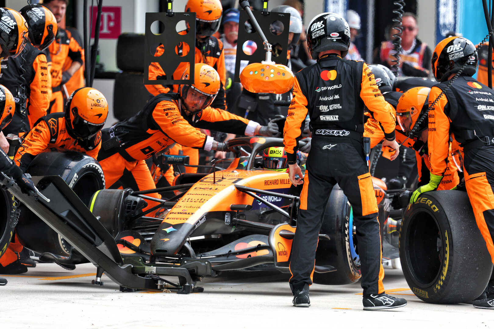 GP MIAMI, Oscar Piastri (AUS) McLaren F1 Team MCL40 makes a pit stop.
03.05.2026. Formula 1 World Championship, Rd 4, Miami Grand Prix, Miami, Florida, USA, Gara Day.
- www.xpbimages.com, EMail: requests@xpbimages.com © Copyright: Bearne / XPB Images
