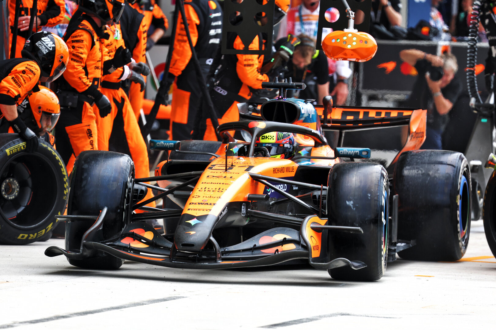 GP MIAMI, Oscar Piastri (AUS) McLaren F1 Team MCL40 makes a pit stop.
03.05.2026. Formula 1 World Championship, Rd 4, Miami Grand Prix, Miami, Florida, USA, Gara Day.
- www.xpbimages.com, EMail: requests@xpbimages.com © Copyright: Bearne / XPB Images