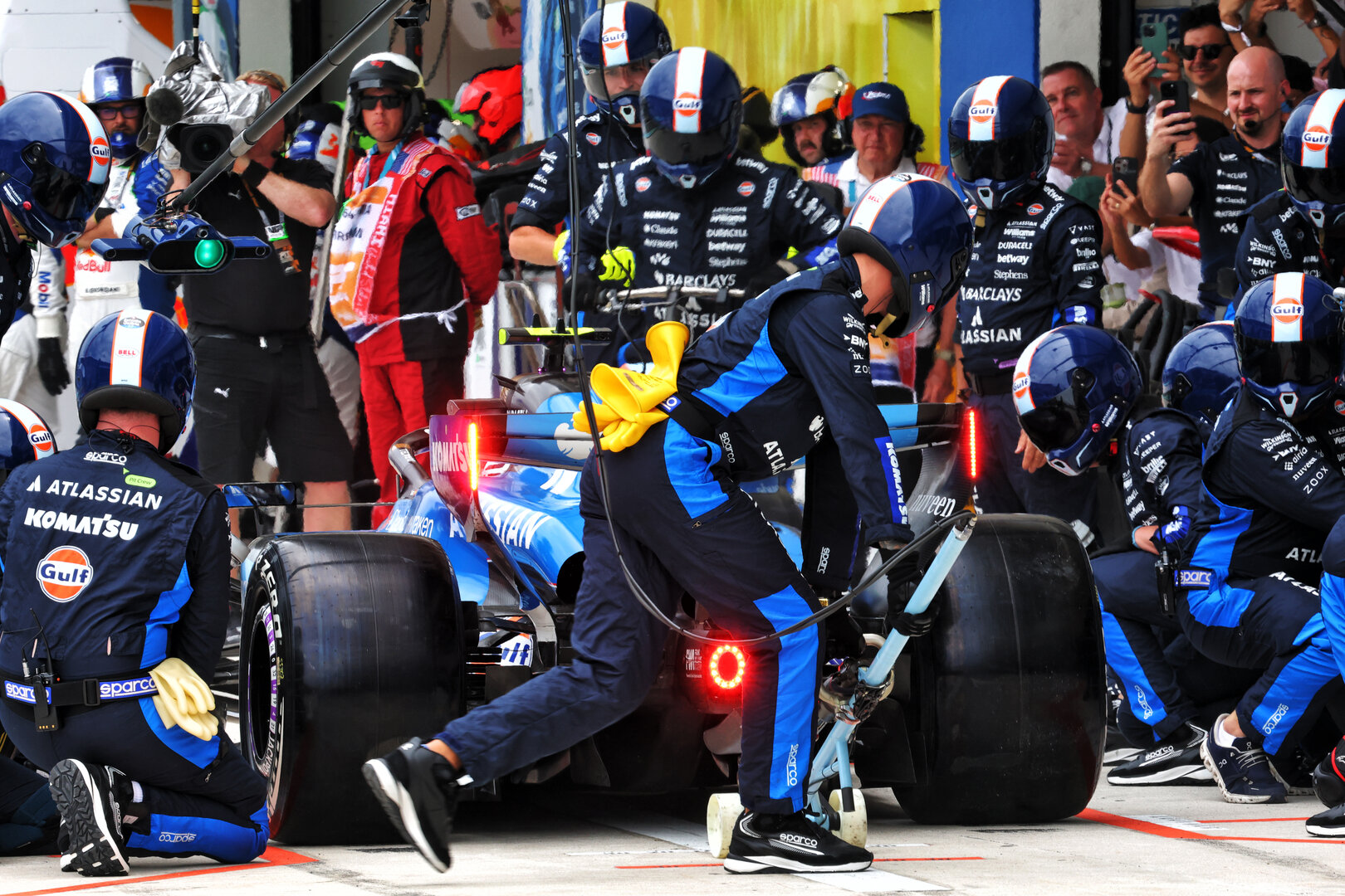GP MIAMI, Carlos Sainz (ESP) Williams F1 Team FW48 makes a pit stop.
03.05.2026. Formula 1 World Championship, Rd 4, Miami Grand Prix, Miami, Florida, USA, Gara Day.
- www.xpbimages.com, EMail: requests@xpbimages.com © Copyright: Bearne / XPB Images