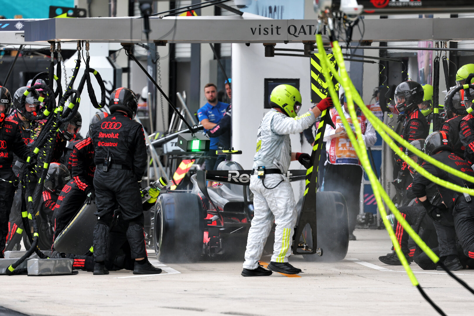 GP MIAMI, Gabriel Bortoleto (BRA) Audi F1 Team R26 makes a pit stop.
03.05.2026. Formula 1 World Championship, Rd 4, Miami Grand Prix, Miami, Florida, USA, Gara Day.
- www.xpbimages.com, EMail: requests@xpbimages.com © Copyright: Bearne / XPB Images