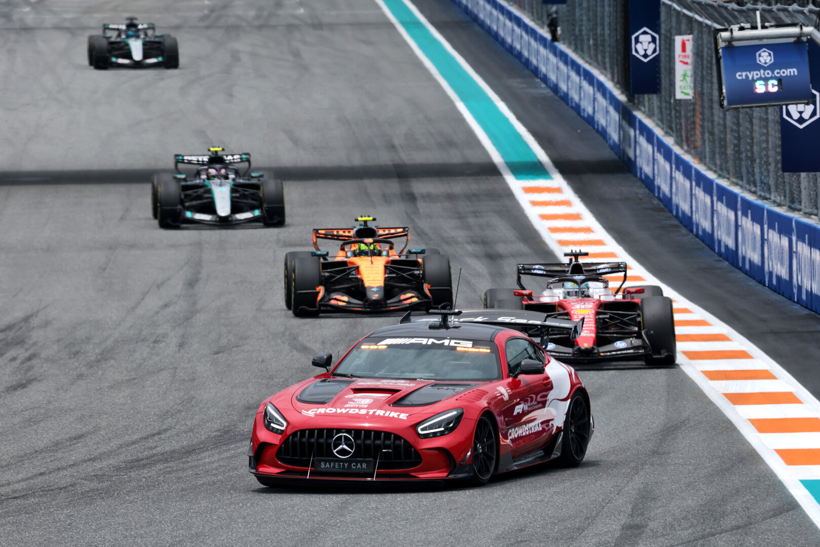 GP MIAMI, Charles Leclerc (MON) Ferrari SF-26 davanti a behind the Mercedes FIA Safety Car.
03.05.2026. Formula 1 World Championship, Rd 4, Miami Grand Prix, Miami, Florida, USA, Gara Day.
- www.xpbimages.com, EMail: requests@xpbimages.com © Copyright: Moy / XPB Images
