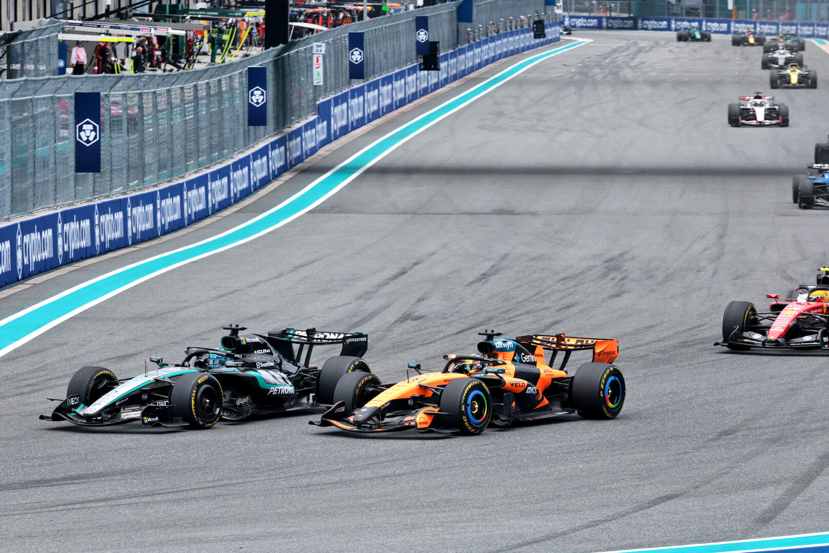 GP MIAMI, George Russell (GBR) Mercedes AMG Formula One Team W17 e Oscar Piastri (AUS) McLaren F1 Team MCL40 battle for position.
03.05.2026. Formula 1 World Championship, Rd 4, Miami Grand Prix, Miami, Florida, USA, Gara Day.
- www.xpbimages.com, EMail: requests@xpbimages.com © Copyright: Moy / XPB Images