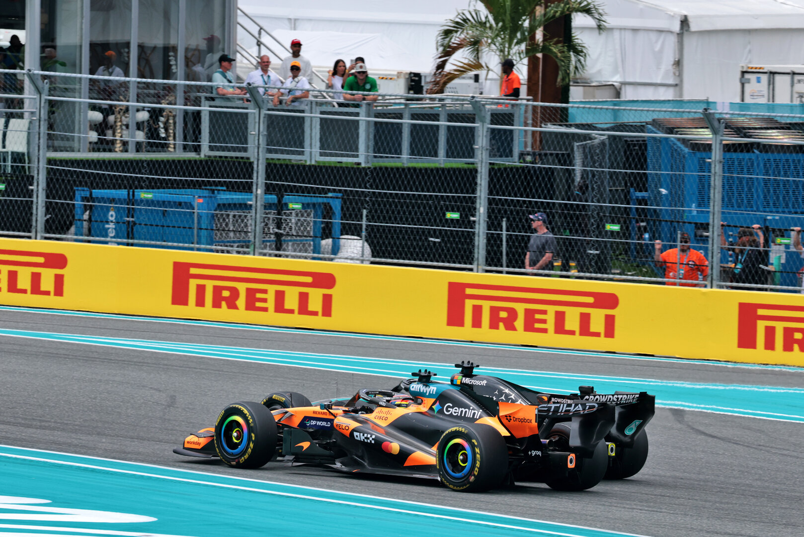 GP MIAMI, George Russell (GBR) Mercedes AMG Formula One Team W17 e Oscar Piastri (AUS) McLaren F1 Team MCL40 battle for position.
03.05.2026. Formula 1 World Championship, Rd 4, Miami Grand Prix, Miami, Florida, USA, Gara Day.
- www.xpbimages.com, EMail: requests@xpbimages.com © Copyright: Moy / XPB Images