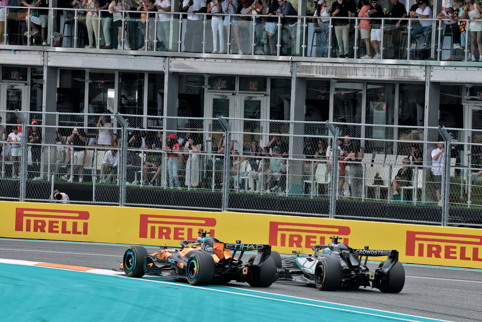 GP MIAMI, George Russell (GBR) Mercedes AMG Formula One Team W17 e Oscar Piastri (AUS) McLaren F1 Team MCL40 battle for position.
03.05.2026. Formula 1 World Championship, Rd 4, Miami Grand Prix, Miami, Florida, USA, Gara Day.
- www.xpbimages.com, EMail: requests@xpbimages.com © Copyright: Moy / XPB Images