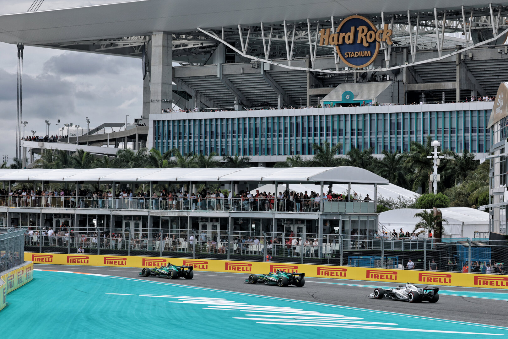 GP MIAMI, Lance Stroll (CDN) Aston Martin F1 Team AMR26 davanti a Fernando Alonso (ESP) Aston Martin F1 Team AMR26 e Valtteri Bottas (FIN) Cadillac Formula 1 Team MAC-26.
03.05.2026. Formula 1 World Championship, Rd 4, Miami Grand Prix, Miami, Florida, USA, Gara Day.
- www.xpbimages.com, EMail: requests@xpbimages.com © Copyright: Moy / XPB Images